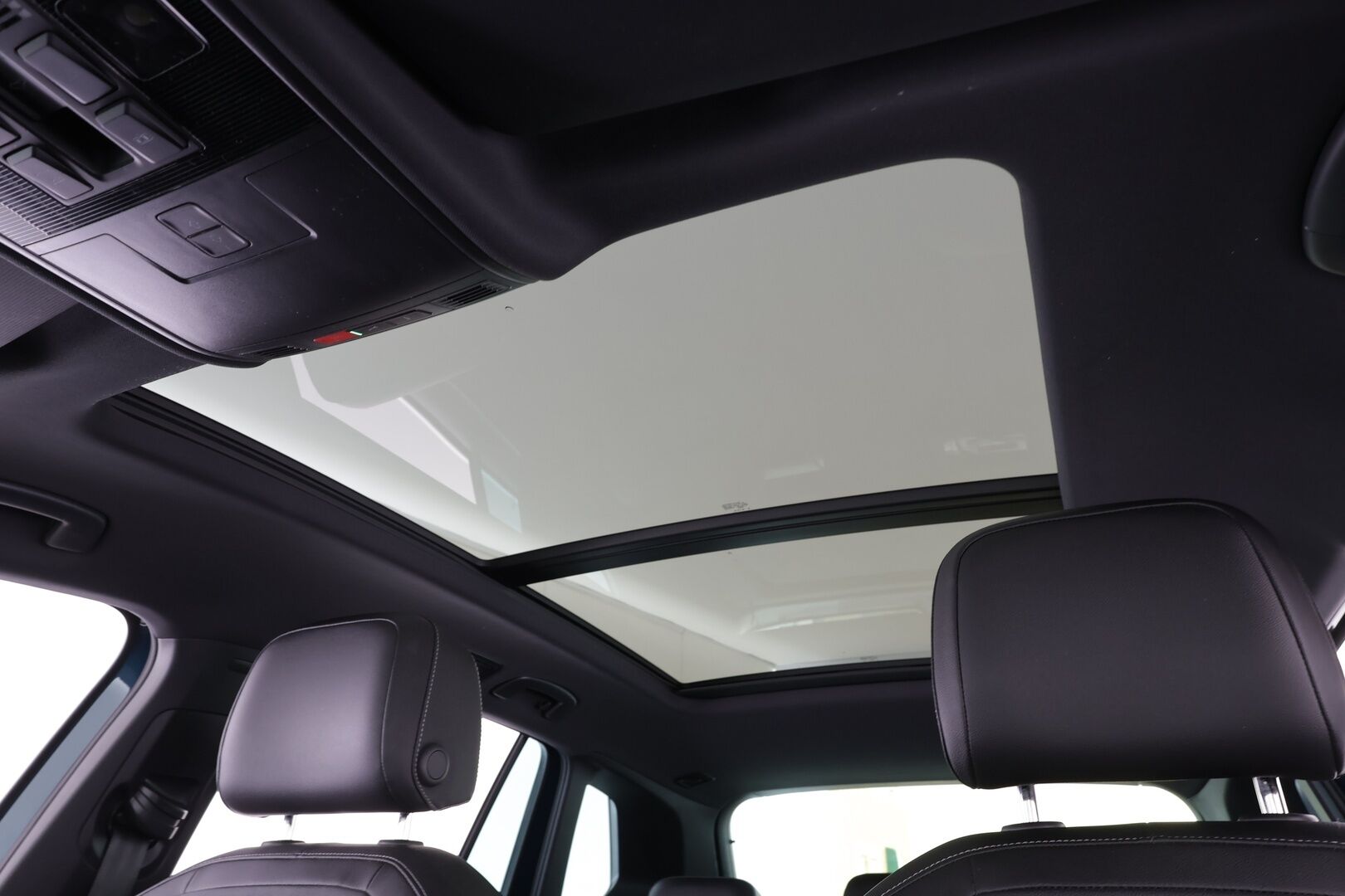 Volkswagen Tiguan 2022 R-Line eHybrid 180kW DSG * ACC / 360° / IQ.Light / Muistipenkit / Panorama / Lohkolämmitin / HUD / Nahat / KeylessGo * - 1.Om Suomi-auto / Akku kuntotarkastettu / Kahdet renkaat aluvanteilla / Huippuvarusteet