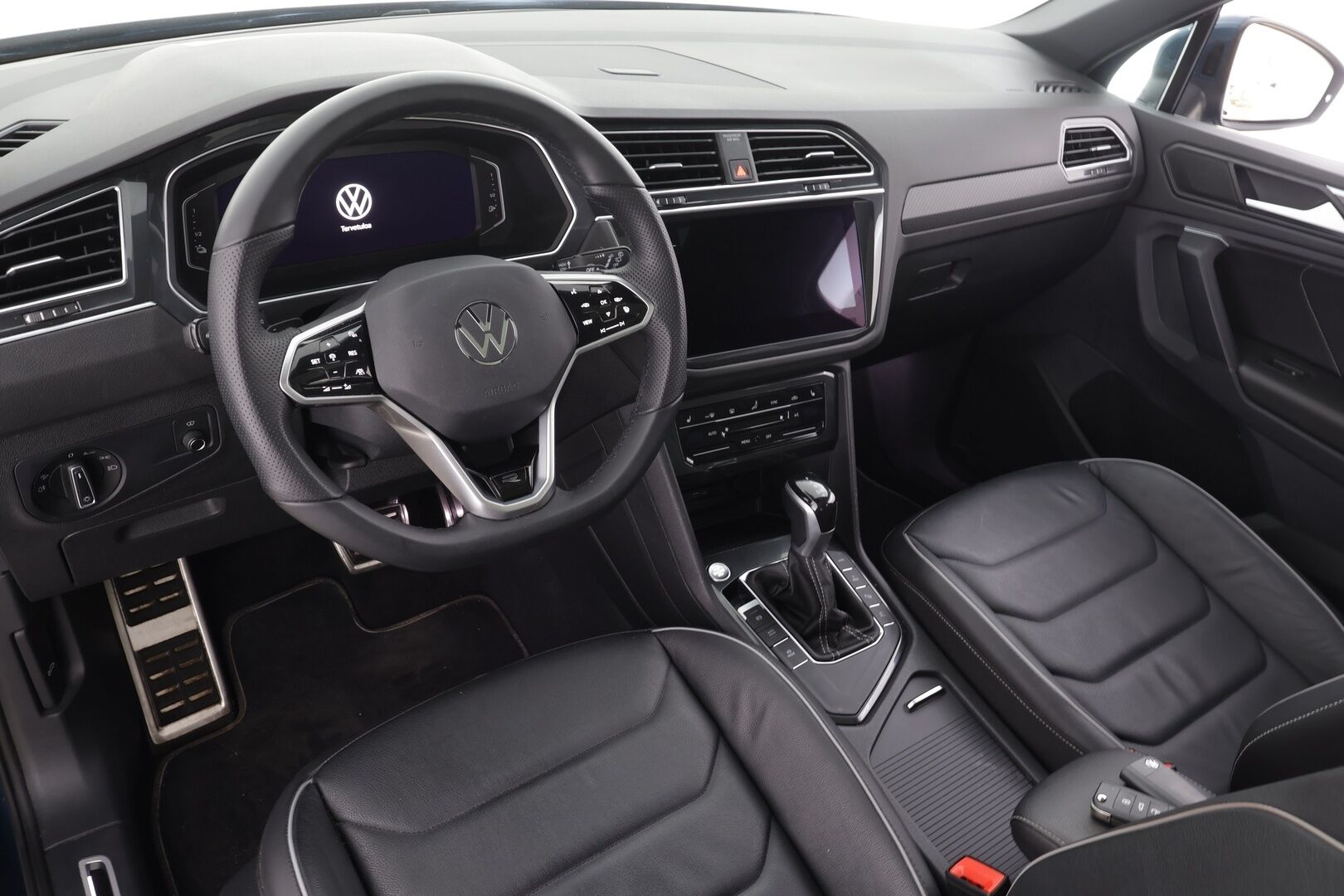 Volkswagen Tiguan 2022 R-Line eHybrid 180kW DSG * ACC / 360° / IQ.Light / Muistipenkit / Panorama / Lohkolämmitin / HUD / Nahat / KeylessGo * - 1.Om Suomi-auto / Akku kuntotarkastettu / Kahdet renkaat aluvanteilla / Huippuvarusteet