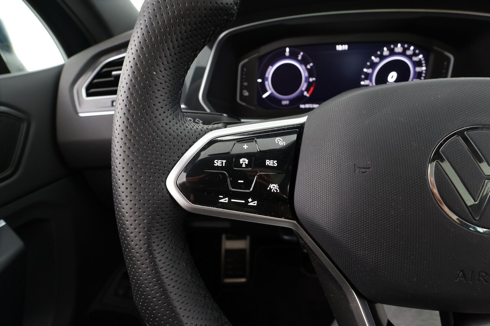 Volkswagen Tiguan 2022 R-Line eHybrid 180kW DSG * ACC / 360° / IQ.Light / Muistipenkit / Panorama / Lohkolämmitin / HUD / Nahat / KeylessGo * - 1.Om Suomi-auto / Akku kuntotarkastettu / Kahdet renkaat aluvanteilla / Huippuvarusteet