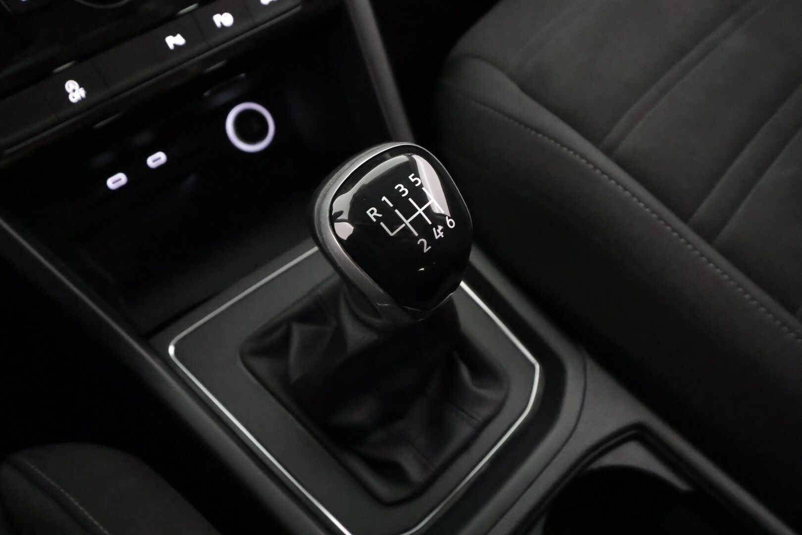 Volkswagen Touran 2022 Comfort Family 2,0 TDI SCR 90 kW - | Webasto | Koukku | ACC | LED | P.Kamera | Hierova Sporttipenkki | Navi | Kaistavahti | Ratinlämmitys | Merkkihuollot | 