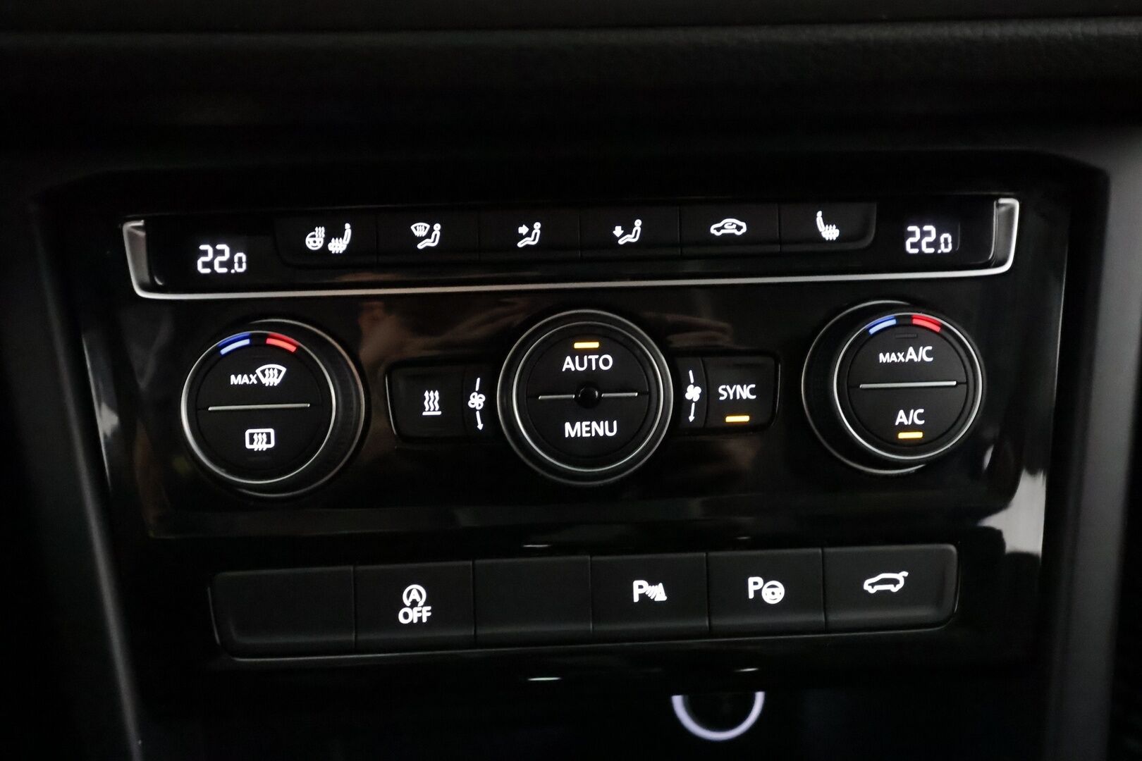 Volkswagen Touran 2022 Comfort Family 2,0 TDI SCR 90 kW - | Webasto | Koukku | ACC | LED | P.Kamera | Hierova Sporttipenkki | Navi | Kaistavahti | Ratinlämmitys | Merkkihuollot | 