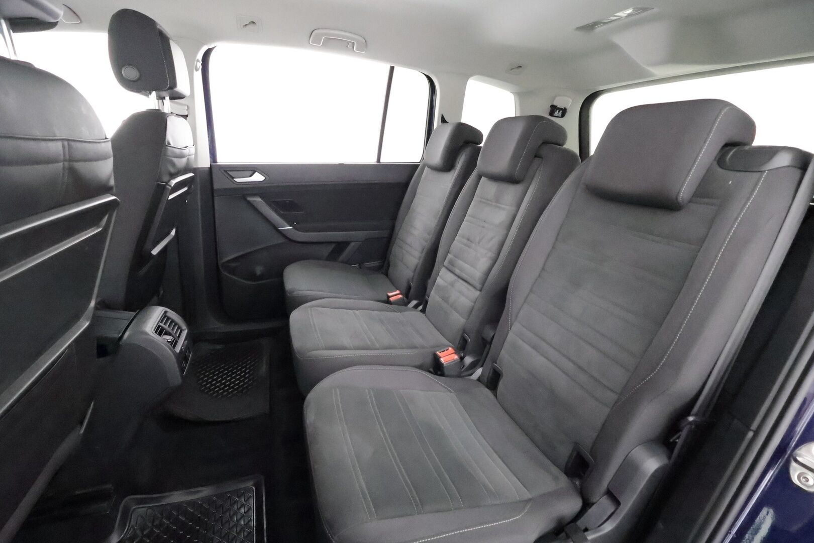 Volkswagen Touran 2022 Comfort Family 2,0 TDI SCR 90 kW - | Webasto | Koukku | ACC | LED | P.Kamera | Hierova Sporttipenkki | Navi | Kaistavahti | Ratinlämmitys | Merkkihuollot | 