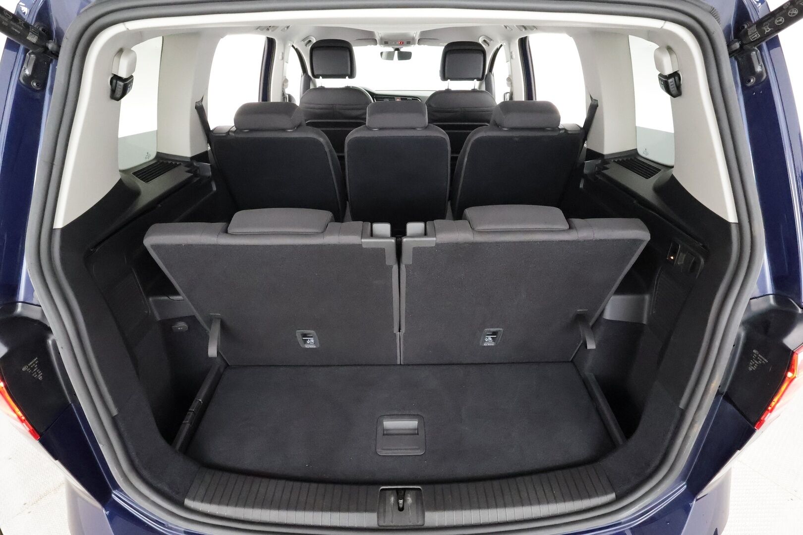 Volkswagen Touran 2022 Comfort Family 2,0 TDI SCR 90 kW - | Webasto | Koukku | ACC | LED | P.Kamera | Hierova Sporttipenkki | Navi | Kaistavahti | Ratinlämmitys | Merkkihuollot | 