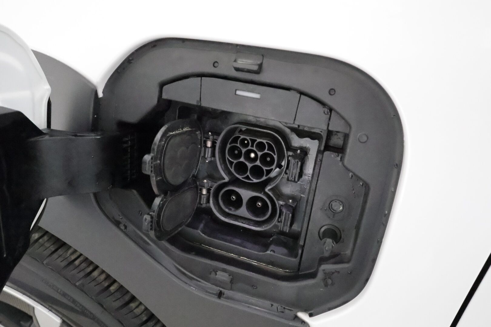 Toyota bZ4X 2023 Active * ACC / Peruutuskamera / Kaistavahti / Digimittaristo / KeylessGO* - HUOKEA HINTA! / SoH 91.3% / Suomi-auto / 2x Latauskaapelit