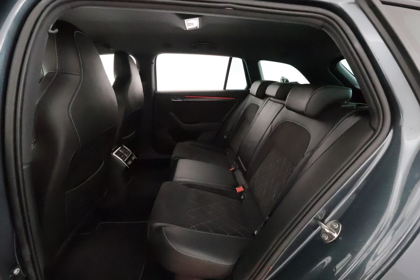Skoda Superb 2021 Combi 1.4 TSI PHEV SportLine iV DSG **Webasto / Koukku / Canton / Adapt.Vakkari / Matrix-LED / 360° / Muistipenkit** - 2x Latauskaapelit / Kahdet Renkaat / Merkkihuollettu! / **HYVILLÄ KAMOILLA**