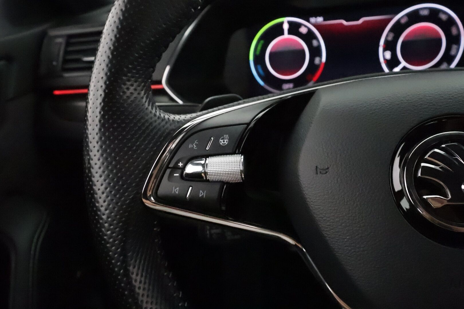 Skoda Superb 2021 Combi 1.4 TSI PHEV SportLine iV DSG **Webasto / Koukku / Canton / Adapt.Vakkari / Matrix-LED / 360° / Muistipenkit** - 2x Latauskaapelit / Kahdet Renkaat / Merkkihuollettu! / **HYVILLÄ KAMOILLA**