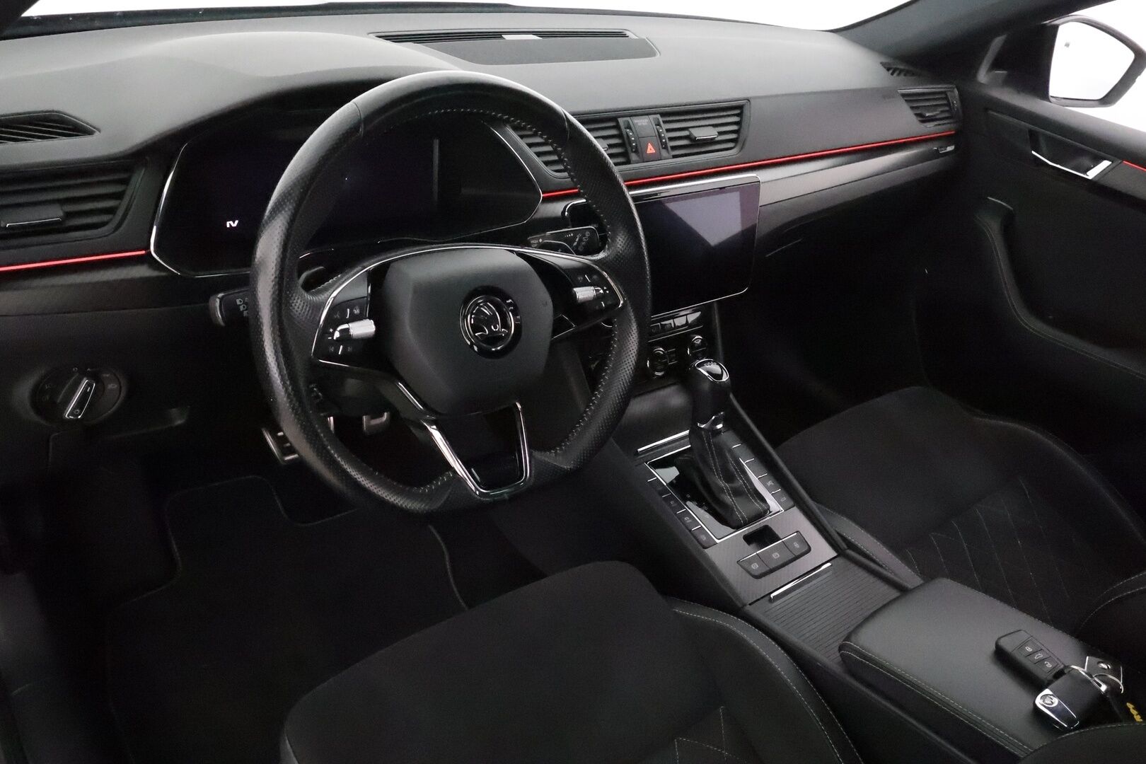 Skoda Superb 2021 Combi 1.4 TSI PHEV SportLine iV DSG **Webasto / Koukku / Canton / Adapt.Vakkari / Matrix-LED / 360° / Muistipenkit** - 2x Latauskaapelit / Kahdet Renkaat / Merkkihuollettu! / **HYVILLÄ KAMOILLA**