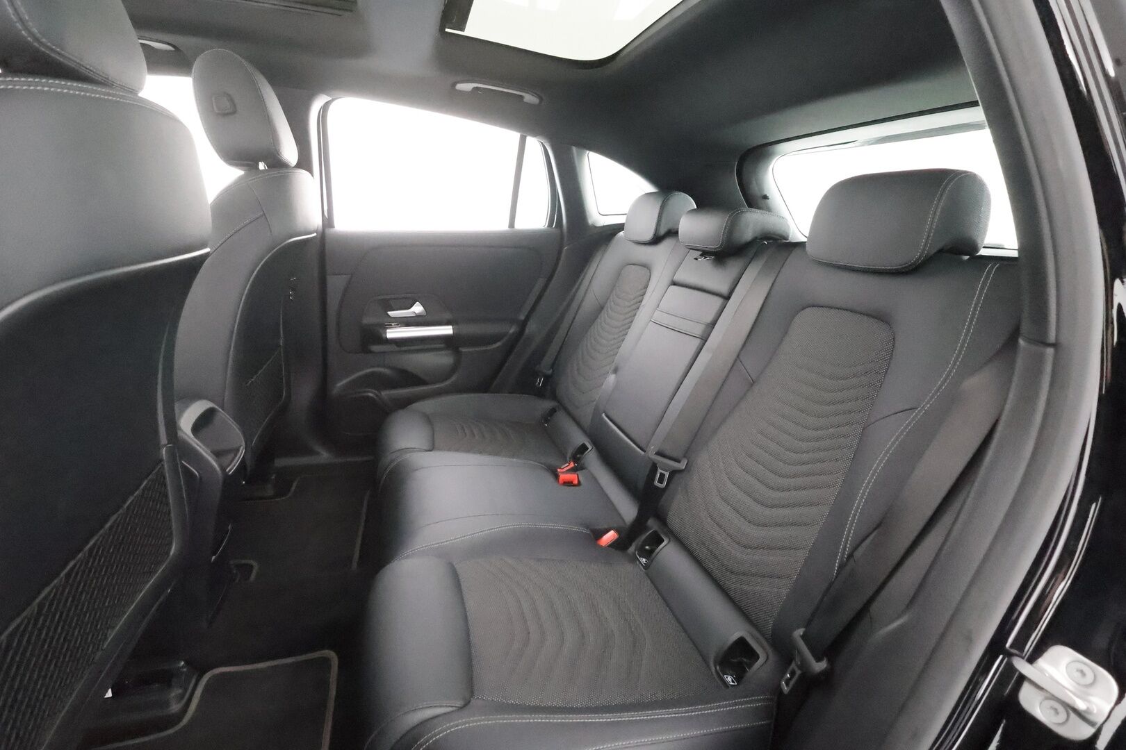 Mercedes-Benz EQA 2023 250 Business - | ILP | Muistipenkit | Koukku | Panorama | Widescreen | Ambient | Sporttipenkit | Puolinahat | P.kamera | 