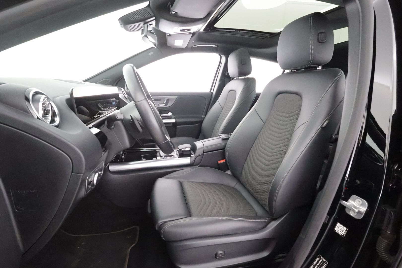 Mercedes-Benz EQA 2023 250 Business - | ILP | Muistipenkit | Koukku | Panorama | Widescreen | Ambient | Sporttipenkit | Puolinahat | P.kamera | 