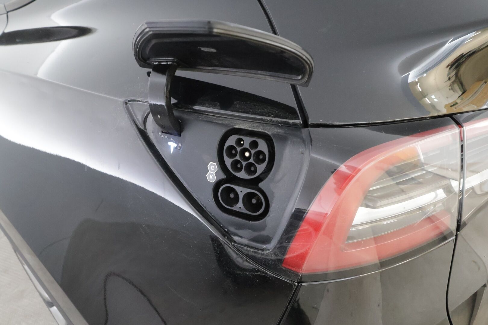 Tesla Model Y 2023 Long Range - | ACC | ILP | Koukku | Matrix | Ryzen | Premium audio | Lasikatto | Nahkasisusta | Muistipenkki | Autosteer | 1-om suomiauto | 2x renkaat aluin | 