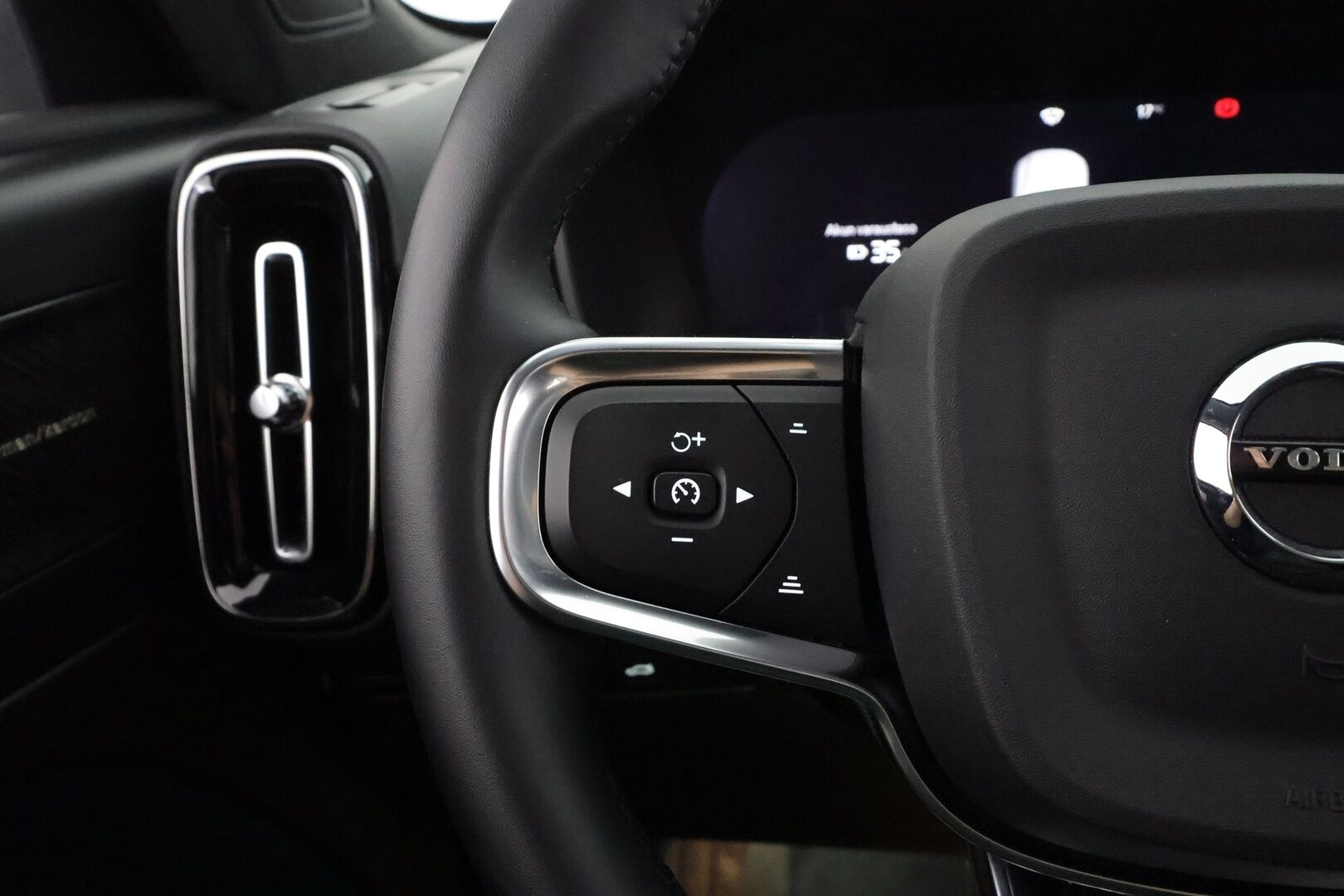Volvo C40 2023 Recharge Twin Ultimate aut - | ACC | ILP | Koukku | Pixel-LED | Harman/Kardon | Lasikatto | Muistipenkki | Nahka-alcantara | BLIS | Pilot Assist | 2x renkaat aluin |