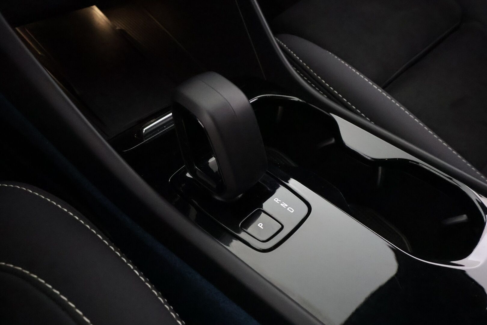 Volvo C40 2023 Recharge Twin Ultimate aut - | ACC | ILP | Koukku | Pixel-LED | Harman/Kardon | Lasikatto | Muistipenkki | Nahka-alcantara | BLIS | Pilot Assist | 2x renkaat aluin |