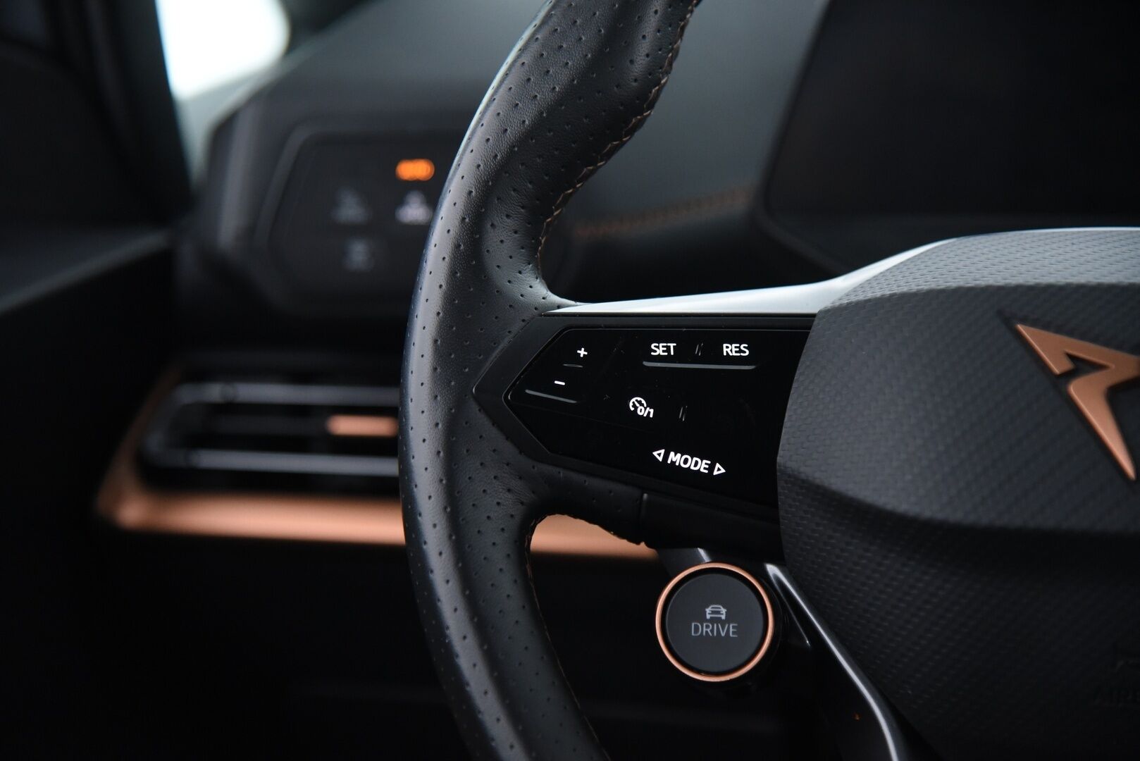 CUPRA Born 2023 e-Boost 170 kW 77 kWh / Lämpöpumppu / ACC / P-kamera / LED - 1-om Suomi-auto / Merkkihuollettu 09/25! / 2x Renkaat aluvantein!