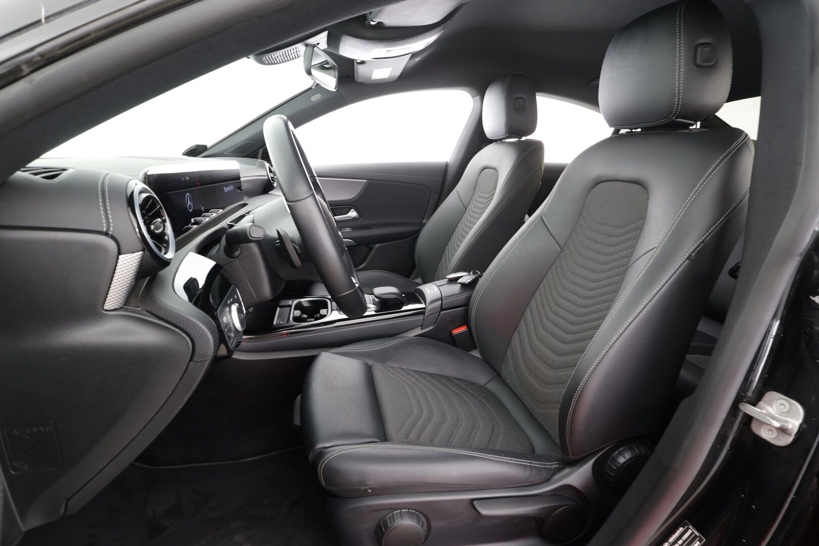 Mercedes-Benz CLA 2023 250 e A Business * 1.Om Suomi-auto / Vakkari / P.kamera / LED / Puolinahat * - Kahdet renkaat aluvanteilla - HULLUT JOULUT KORKOTARJOUS 2,49% 