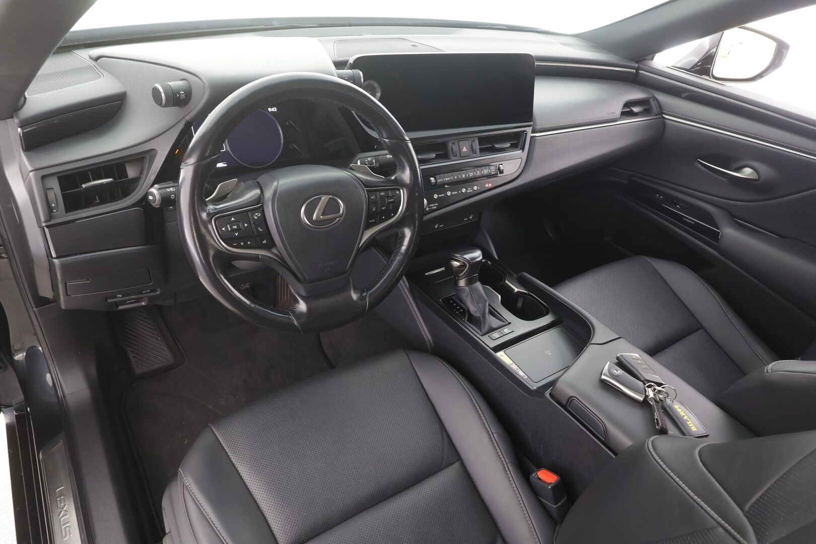 Lexus ES 2023 300h Business Edition - | ACC | Sähkönahat | Kattoluukku | Lane Assist | BSM | P.kamera ja tutkat | LED | Iso Navi | Keyless | 1.om suomiauto | 2x renkaat aluin | ALV |