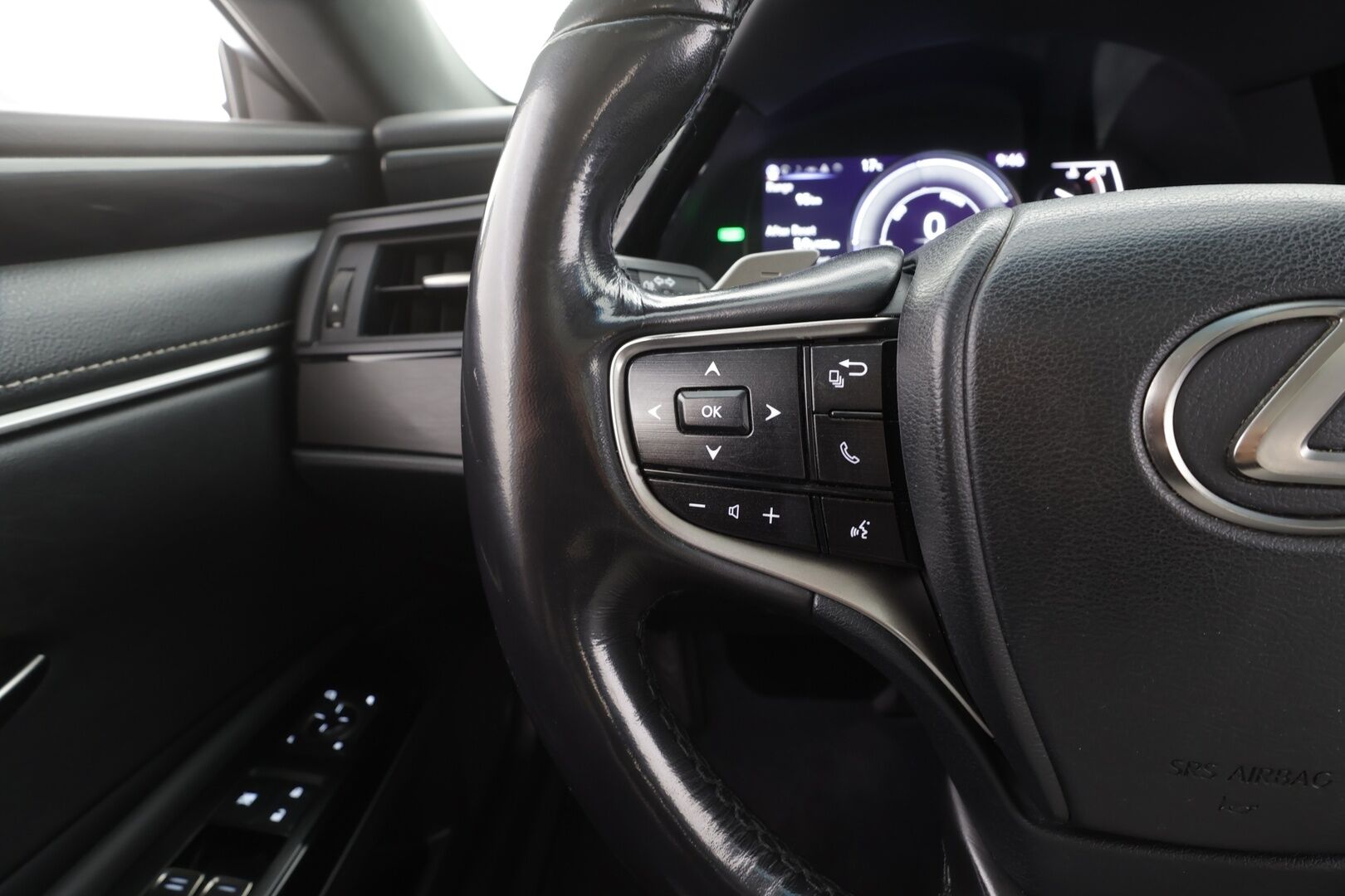 Lexus ES 2023 300h Business Edition - | ACC | Sähkönahat | Kattoluukku | Lane Assist | BSM | P.kamera ja tutkat | LED | Iso Navi | Keyless | 1.om suomiauto | 2x renkaat aluin | ALV |
