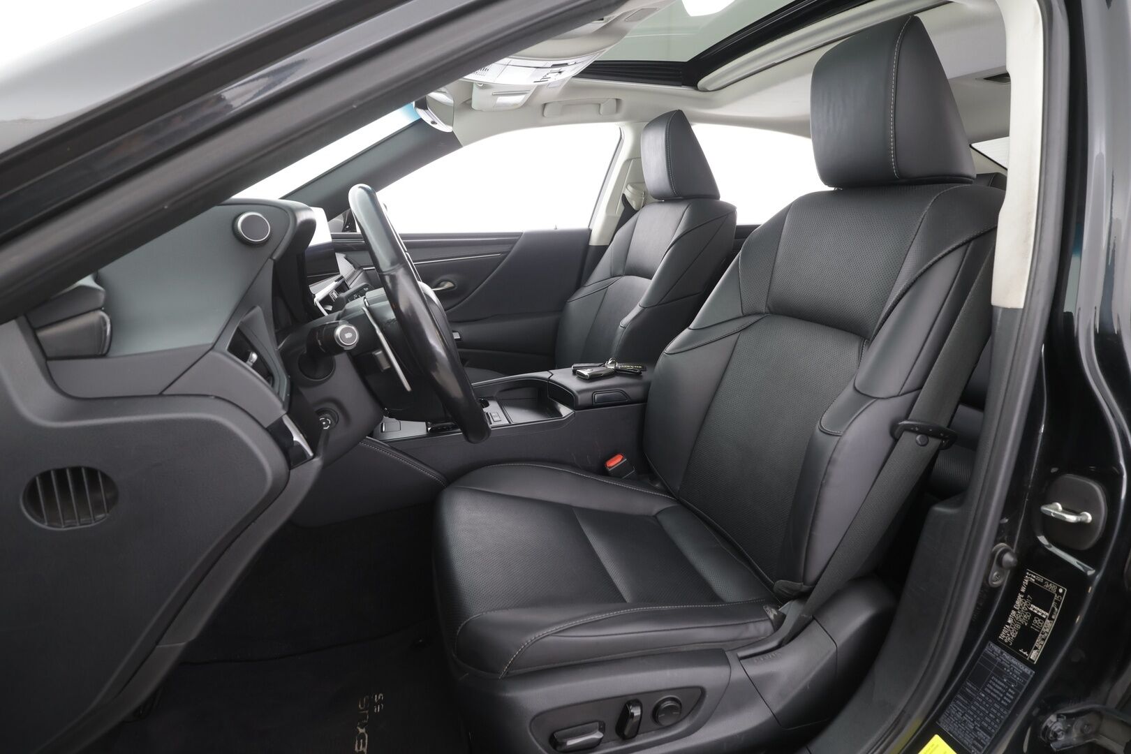 Lexus ES 2023 300h Business Edition - | ACC | Sähkönahat | Kattoluukku | Lane Assist | BSM | P.kamera ja tutkat | LED | Iso Navi | Keyless | 1.om suomiauto | 2x renkaat aluin | ALV |