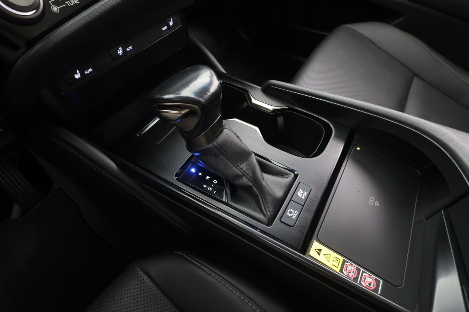 Lexus ES 2023 300h Business Edition - | ACC | Sähkönahat | Kattoluukku | Lane Assist | BSM | P.kamera ja tutkat | LED | Iso Navi | Keyless | 1.om suomiauto | 2x renkaat aluin | ALV |
