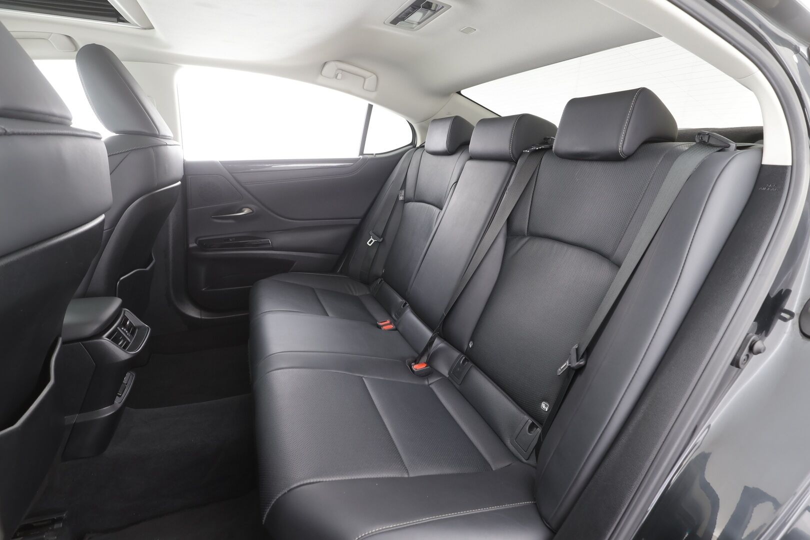 Lexus ES 2023 300h Business Edition - | ACC | Sähkönahat | Kattoluukku | Lane Assist | BSM | P.kamera ja tutkat | LED | Iso Navi | Keyless | 1.om suomiauto | 2x renkaat aluin | ALV |