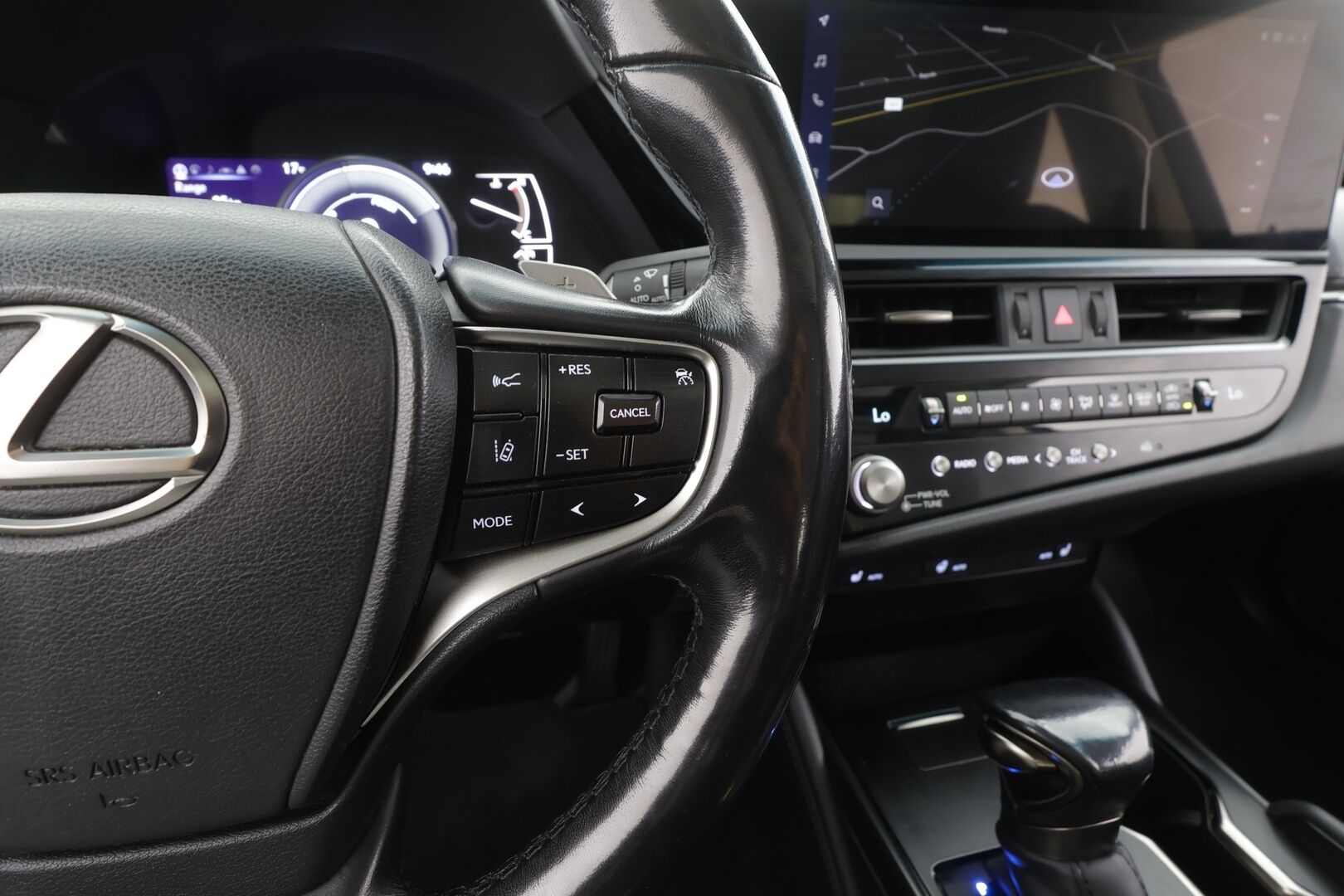 Lexus ES 2023 300h Business Edition - | ACC | Sähkönahat | Kattoluukku | Lane Assist | BSM | P.kamera ja tutkat | LED | Iso Navi | Keyless | 1.om suomiauto | 2x renkaat aluin | ALV |