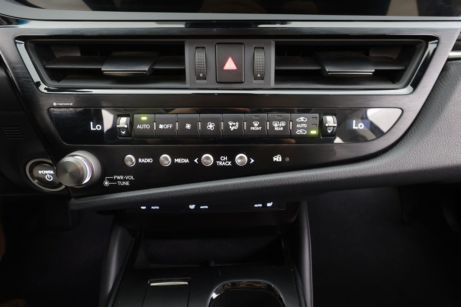 Lexus ES 2023 300h Business Edition - | ACC | Sähkönahat | Kattoluukku | Lane Assist | BSM | P.kamera ja tutkat | LED | Iso Navi | Keyless | 1.om suomiauto | 2x renkaat aluin | ALV |