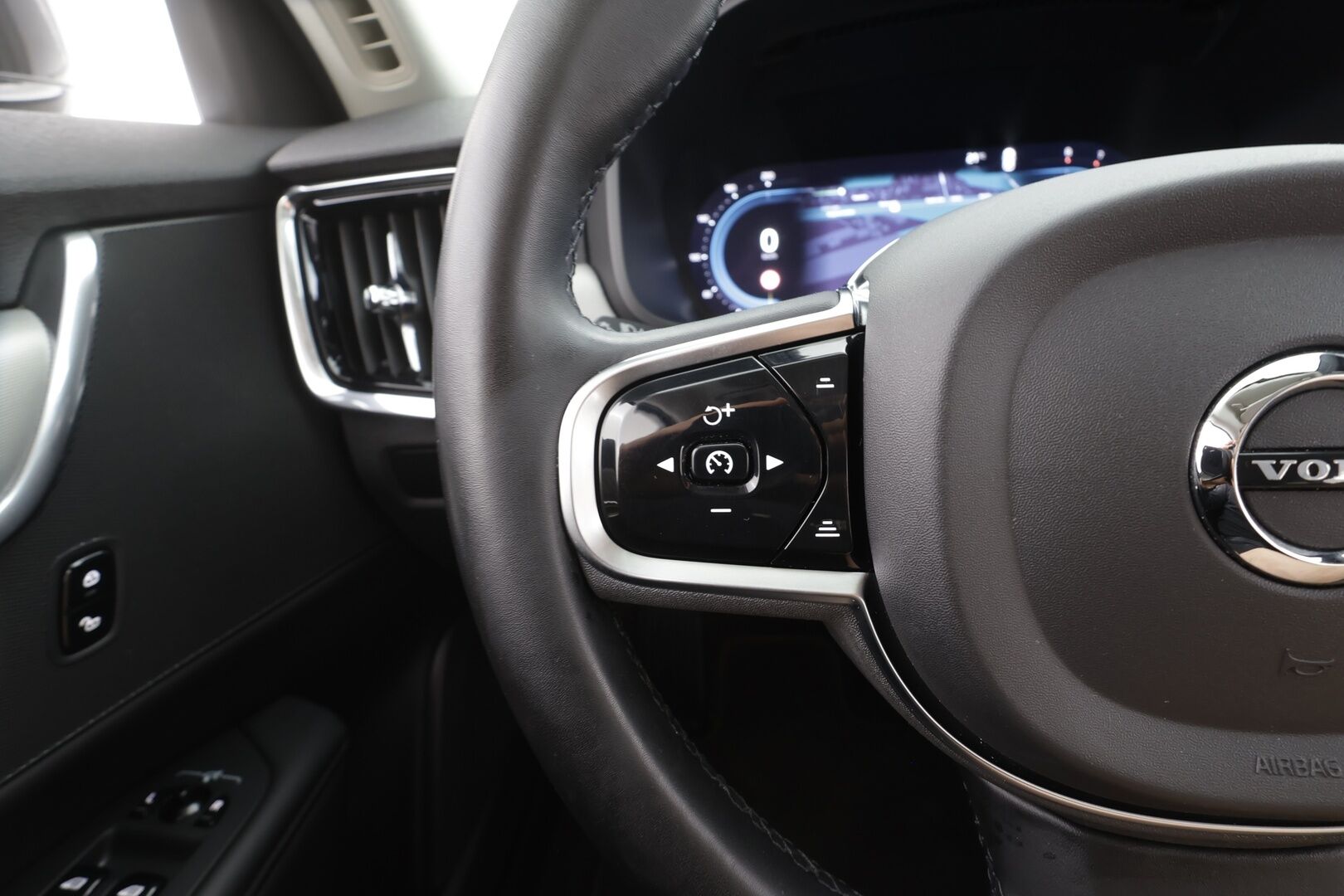 Volvo V90 2023 B4 MHEV Business Core aut - | 1-om Suomi-auto| Webasto | Koukku | ACC | LED | P.Tutka | Puolinahat | Navi | Kaistavahti | Keyless | Apple&Android | Kahdet renkaat | Merkkihuollot | 