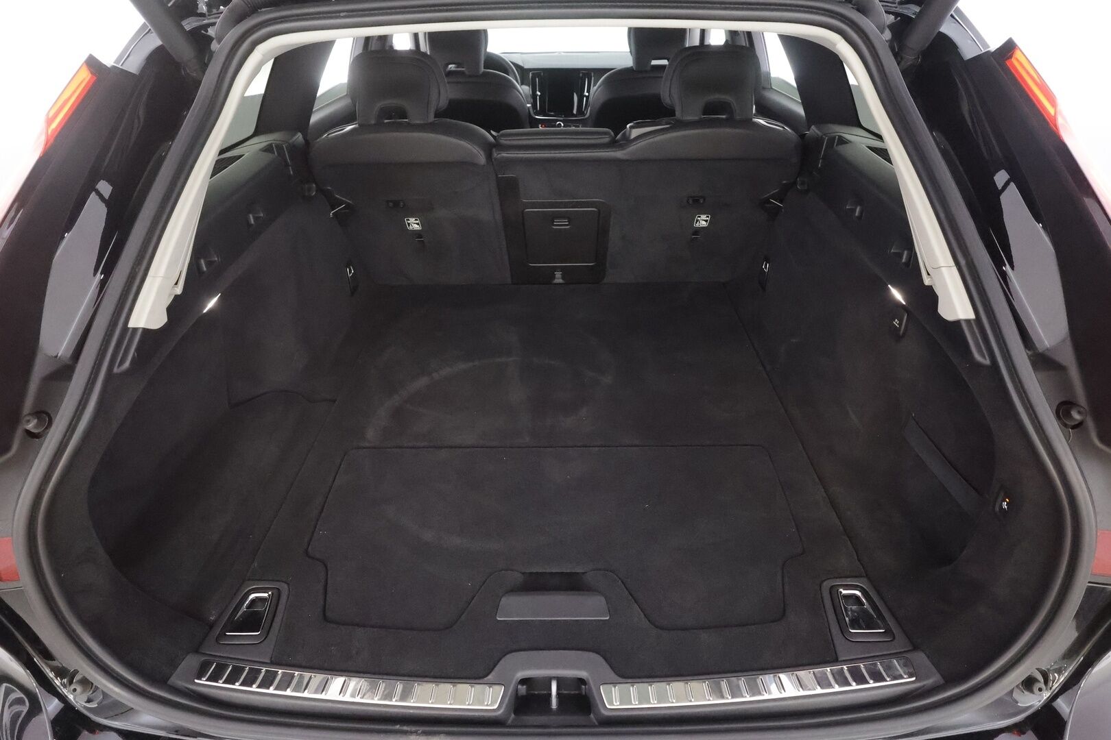 Volvo V90 2023 B4 MHEV Business Core aut - | Webasto | Koukku | ACC | LED | P.Tutka | Puolinahat | Navi | Kaistavahti | Keyless | Apple&Android | 1-om Suomi-auto | Kahdet renkaat | Merkkihuollot |
