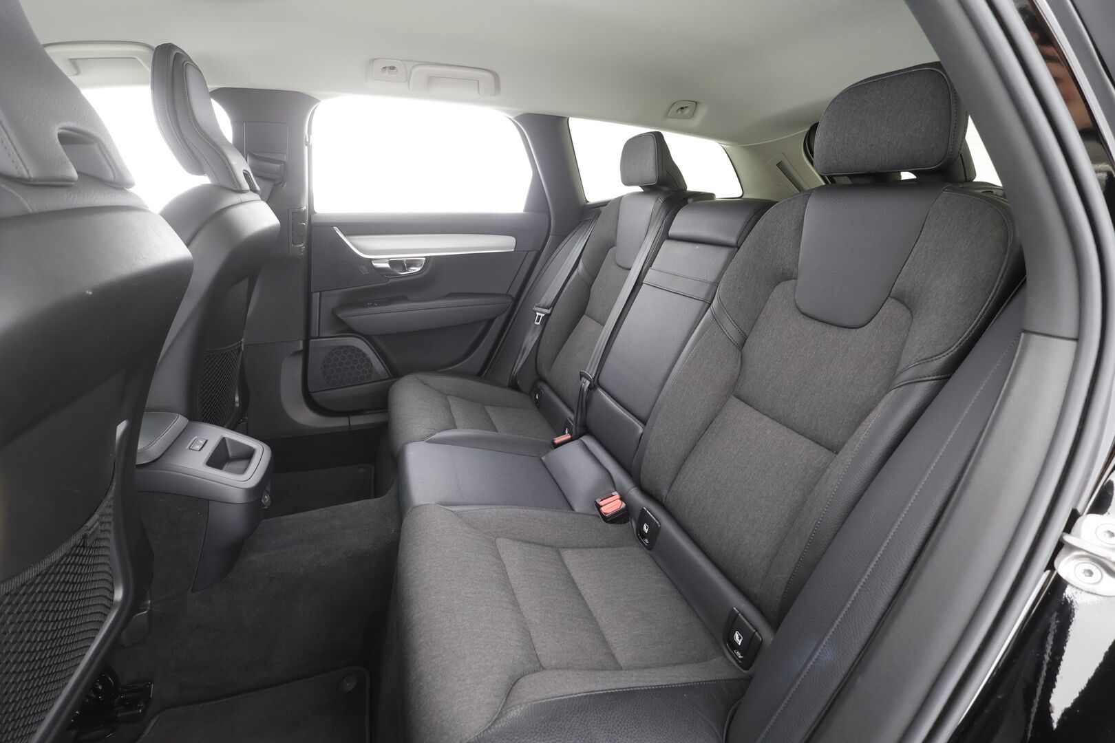 Volvo V90 2023 B4 MHEV Business Core aut - | 1-om Suomi-auto| Webasto | Koukku | ACC | LED | P.Tutka | Puolinahat | Navi | Kaistavahti | Keyless | Apple&Android | Kahdet renkaat | Merkkihuollot | 