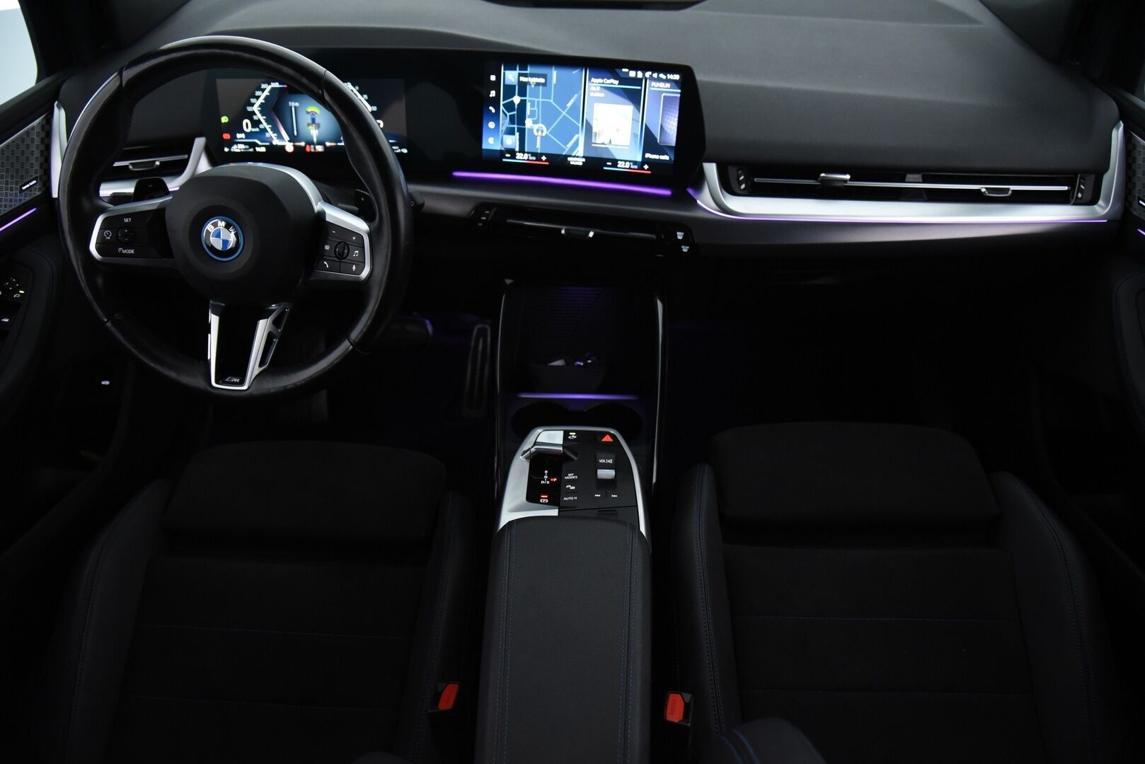 BMW 225 2023 U06 Active Tourer 225e xDrive Charged Edition M Sport / ACC/ H&K / Widescreen / P-kamera / - 3,99 % KORKOTARJOUS TÄHÄN AUTOON 21.9. ASTI! - 1-om Suomi-auto / Tehtaan vetokoukku / Merkkiliikkeen huoltohistoria / 2x BMW aluvanteet / 