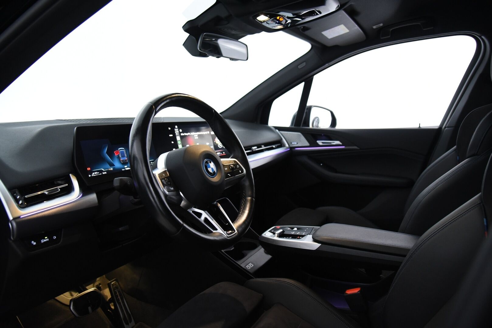 BMW 225 2023 U06 Active Tourer 225e xDrive Charged Edition M Sport / ACC/ H&K / Widescreen / P-kamera / - 3,99 % KORKOTARJOUS TÄHÄN AUTOON 21.9. ASTI! - 1-om Suomi-auto / Tehtaan vetokoukku / Merkkiliikkeen huoltohistoria / 2x BMW aluvanteet / 
