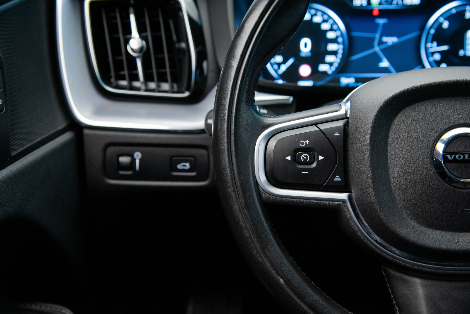 Volvo XC60 2019 D4 aut Momentum Advanced - Tulossa myyntiin! 