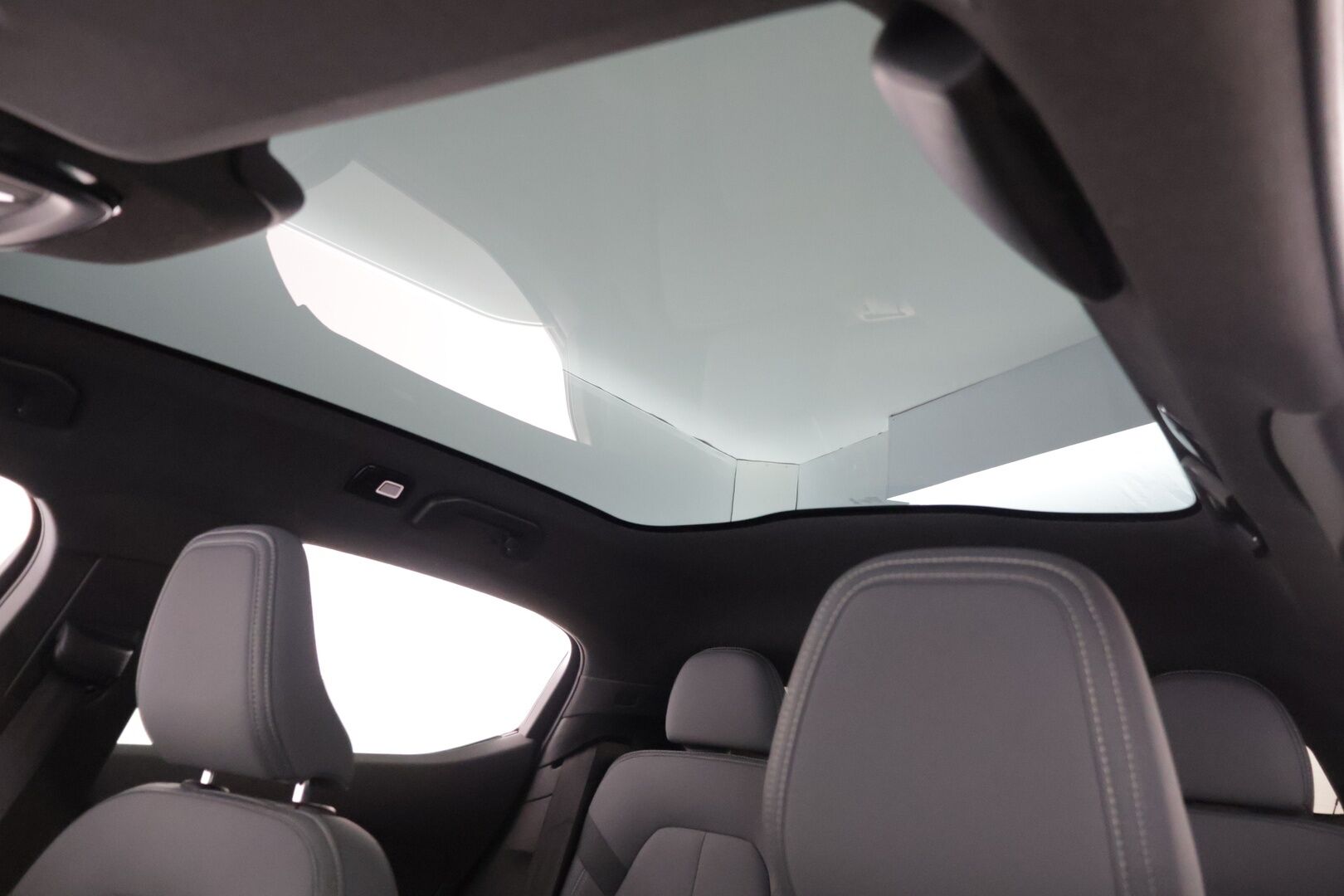 POLESTAR 2 2021 Launch Edition, 300kW, 78kWh *Pilot Plus / Vetokoukku / 360-kamera / Harman&Kardon* - *Juuri huollettu 9/25 / 2x Renkaat alumiinivantein / 20" vanteet kesäksi ja talveksi 19" / Panorama*