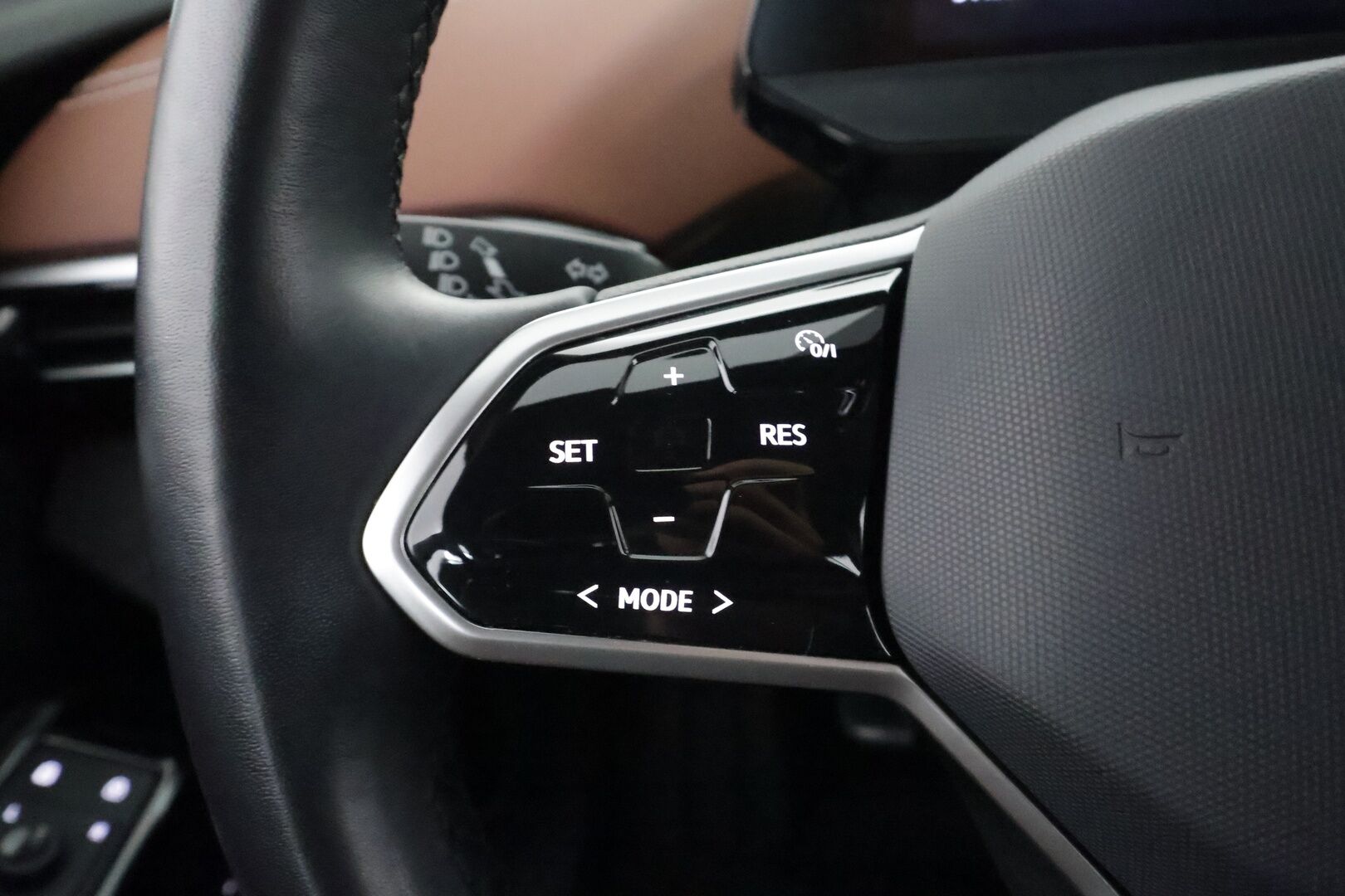 Volkswagen ID.4 2023 Pro 128 kW, akku 77 kWh - | ACC | ILP | Nahka-alcantara | 360° | Travel Assist | Side Assist | Lämm. ratti | Lämm. tuulilasi | Sähk. takaluukku | 2x renkaat vanteineen |