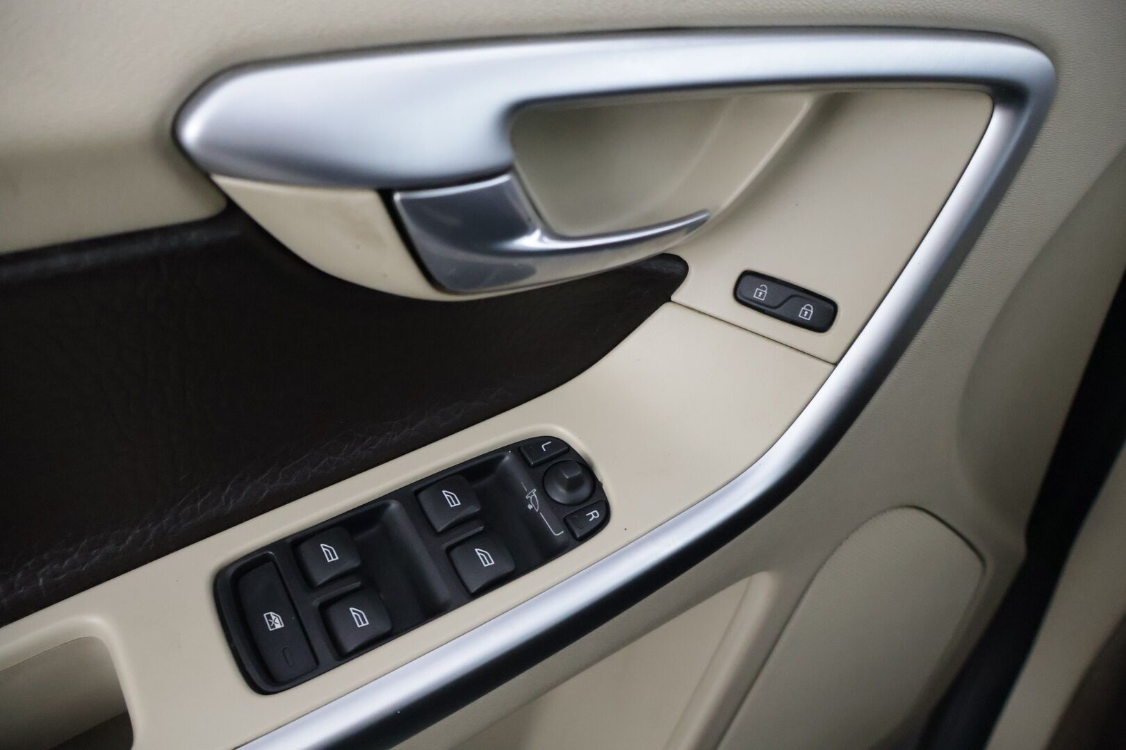 Volvo XC60 2011 D5 AWD Summum aut * Webasto / Kuskin Istuin Muistilla / Kessy / Koukku / Bluetooth / P.Tutkat * - * Kovilla varusteilla ja hyvällä pidolla ollut yksilö kaksilla asiallisilla renkailla ja vanteilla! * - HULLUT VÄLIPÄIVÄT KORKOTARJOUS 2,49%