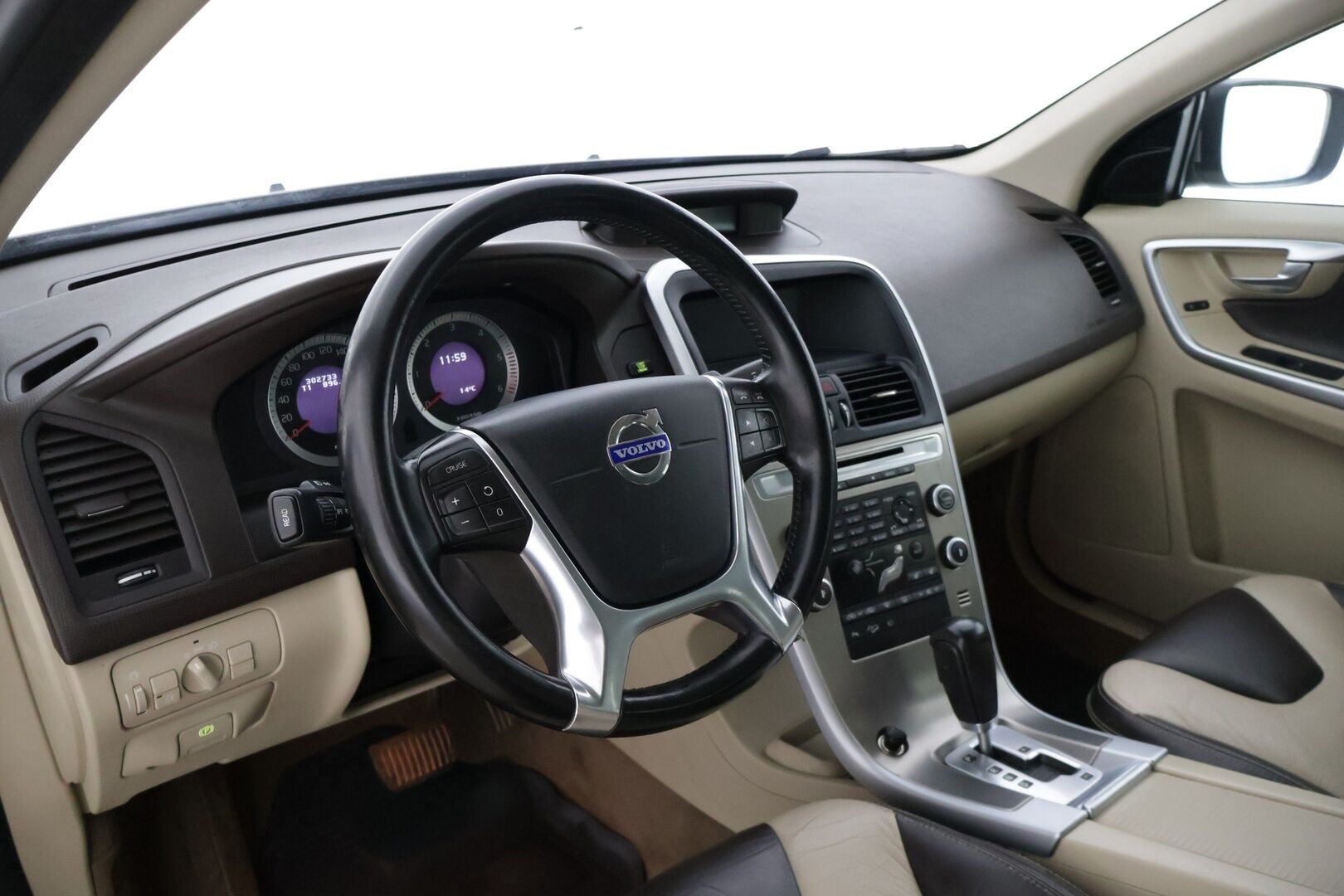 Volvo XC60 2011 D5 AWD Summum aut * Webasto / Kuskin Istuin Muistilla / Kessy / Koukku / Bluetooth / P.Tutkat * - * Kovilla varusteilla ja hyvällä pidolla ollut yksilö kaksilla asiallisilla renkailla ja vanteilla! * - HULLUT VÄLIPÄIVÄT KORKOTARJOUS 2,49%