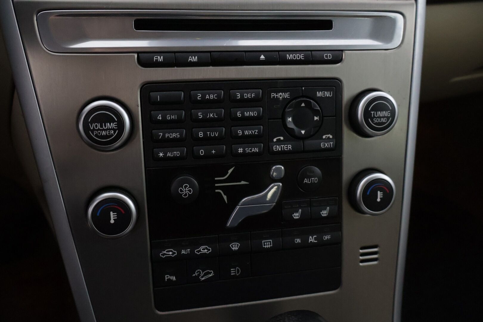 Volvo XC60 2011 D5 AWD Summum aut * Webasto / Kuskin Istuin Muistilla / Kessy / Koukku / Bluetooth / P.Tutkat * - * Kovilla varusteilla ja hyvällä pidolla ollut yksilö kaksilla asiallisilla renkailla ja vanteilla! * - HULLUT VÄLIPÄIVÄT KORKOTARJOUS 2,49%