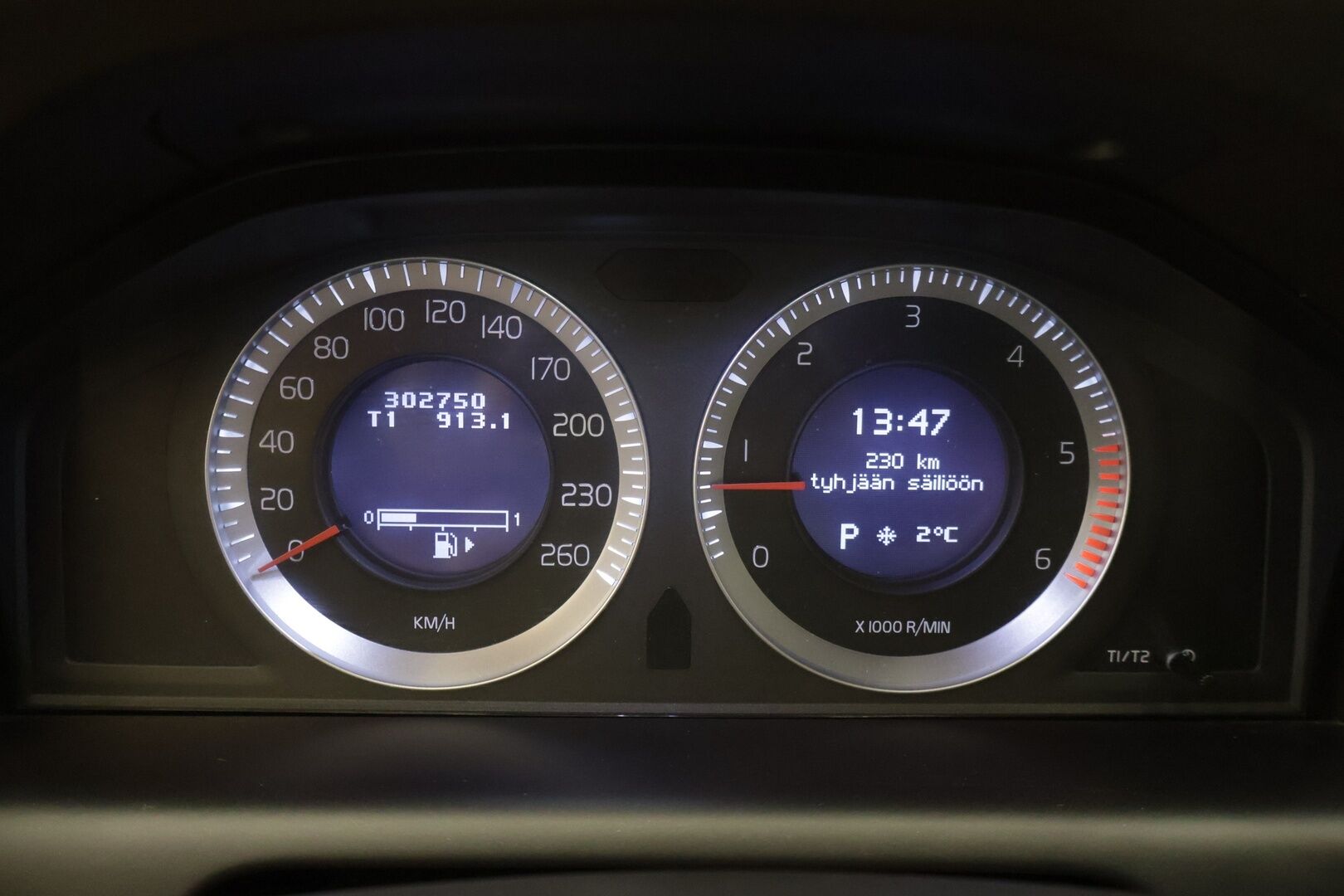 Volvo XC60 2011 D5 AWD Summum aut * Webasto / Kuskin Istuin Muistilla / Kessy / Koukku / Bluetooth / P.Tutkat * - * Kovilla varusteilla ja hyvällä pidolla ollut yksilö kaksilla asiallisilla renkailla ja vanteilla! * - HULLUT VÄLIPÄIVÄT KORKOTARJOUS 2,49%