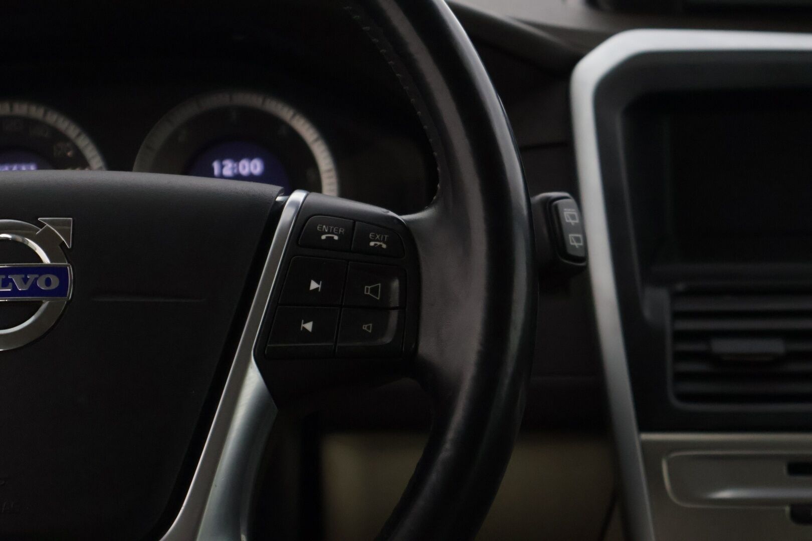 Volvo XC60 2011 D5 AWD Summum aut * Webasto / Kuskin Istuin Muistilla / Kessy / Koukku / Bluetooth / P.Tutkat * - * Kovilla varusteilla ja hyvällä pidolla ollut yksilö kaksilla asiallisilla renkailla ja vanteilla! * - HULLUT VÄLIPÄIVÄT KORKOTARJOUS 2,49%