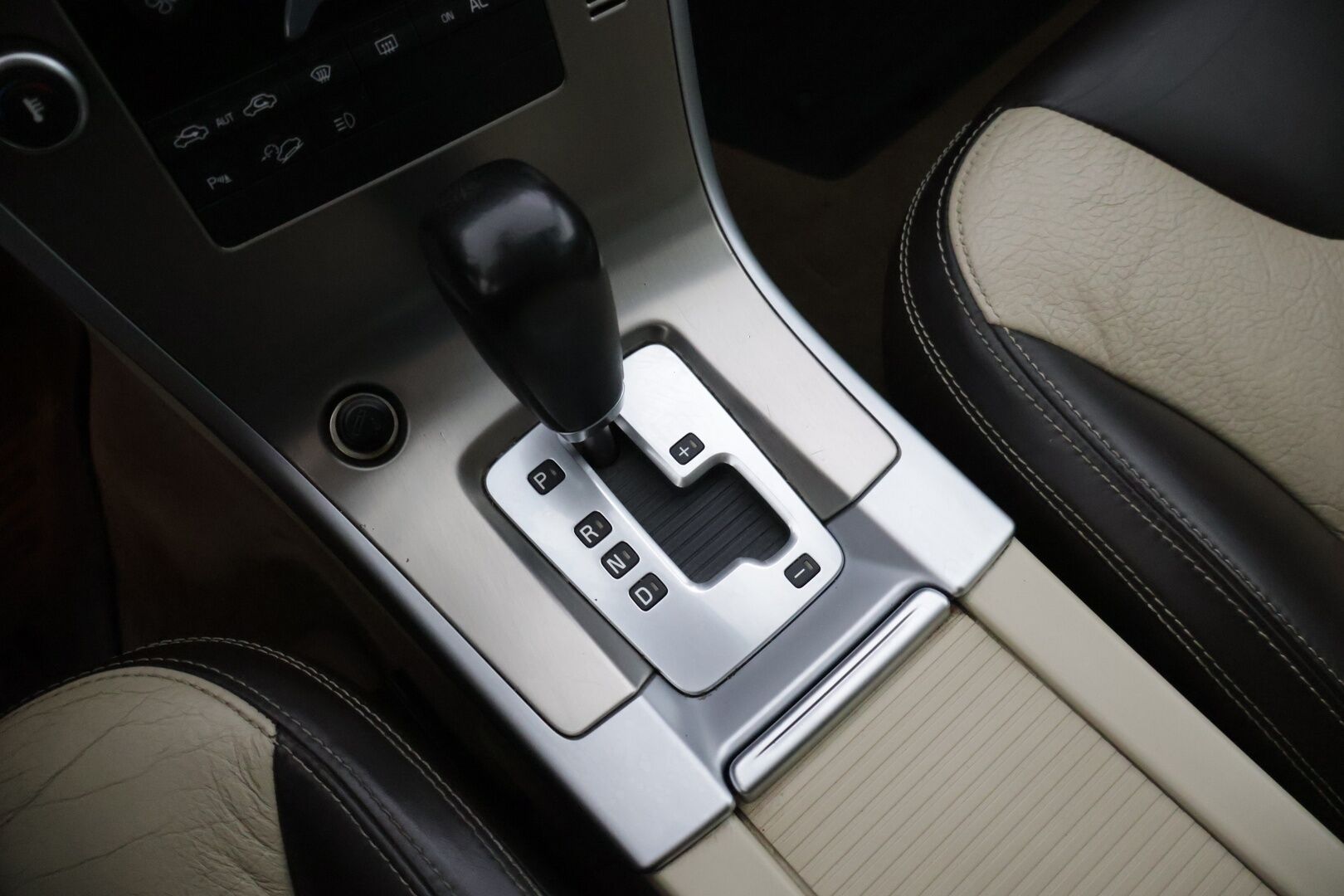 Volvo XC60 2011 D5 AWD Summum aut * Webasto / Kuskin Istuin Muistilla / Kessy / Koukku / Bluetooth / P.Tutkat * - * Kovilla varusteilla ja hyvällä pidolla ollut yksilö kaksilla asiallisilla renkailla ja vanteilla! * - HULLUT VÄLIPÄIVÄT KORKOTARJOUS 2,49%