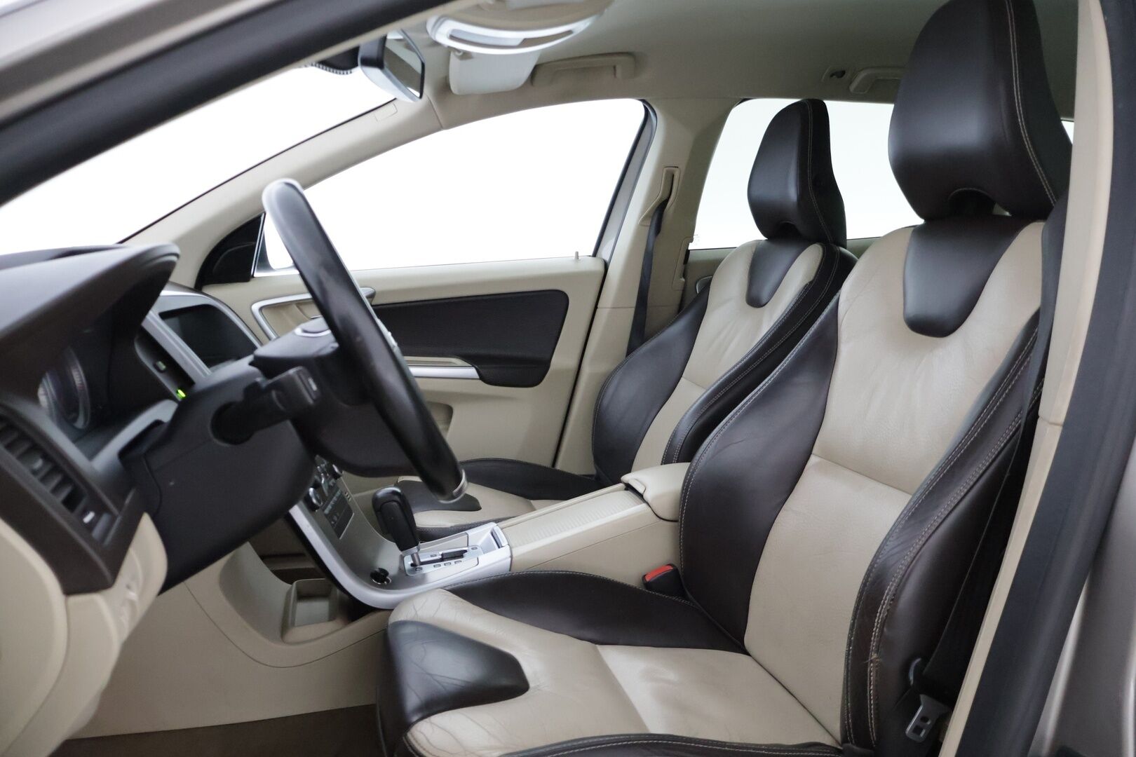 Volvo XC60 2011 D5 AWD Summum aut * Webasto / Kuskin Istuin Muistilla / Kessy / Koukku / Bluetooth / P.Tutkat * - * Kovilla varusteilla ja hyvällä pidolla ollut yksilö kaksilla asiallisilla renkailla ja vanteilla! * - HULLUT VÄLIPÄIVÄT KORKOTARJOUS 2,49%