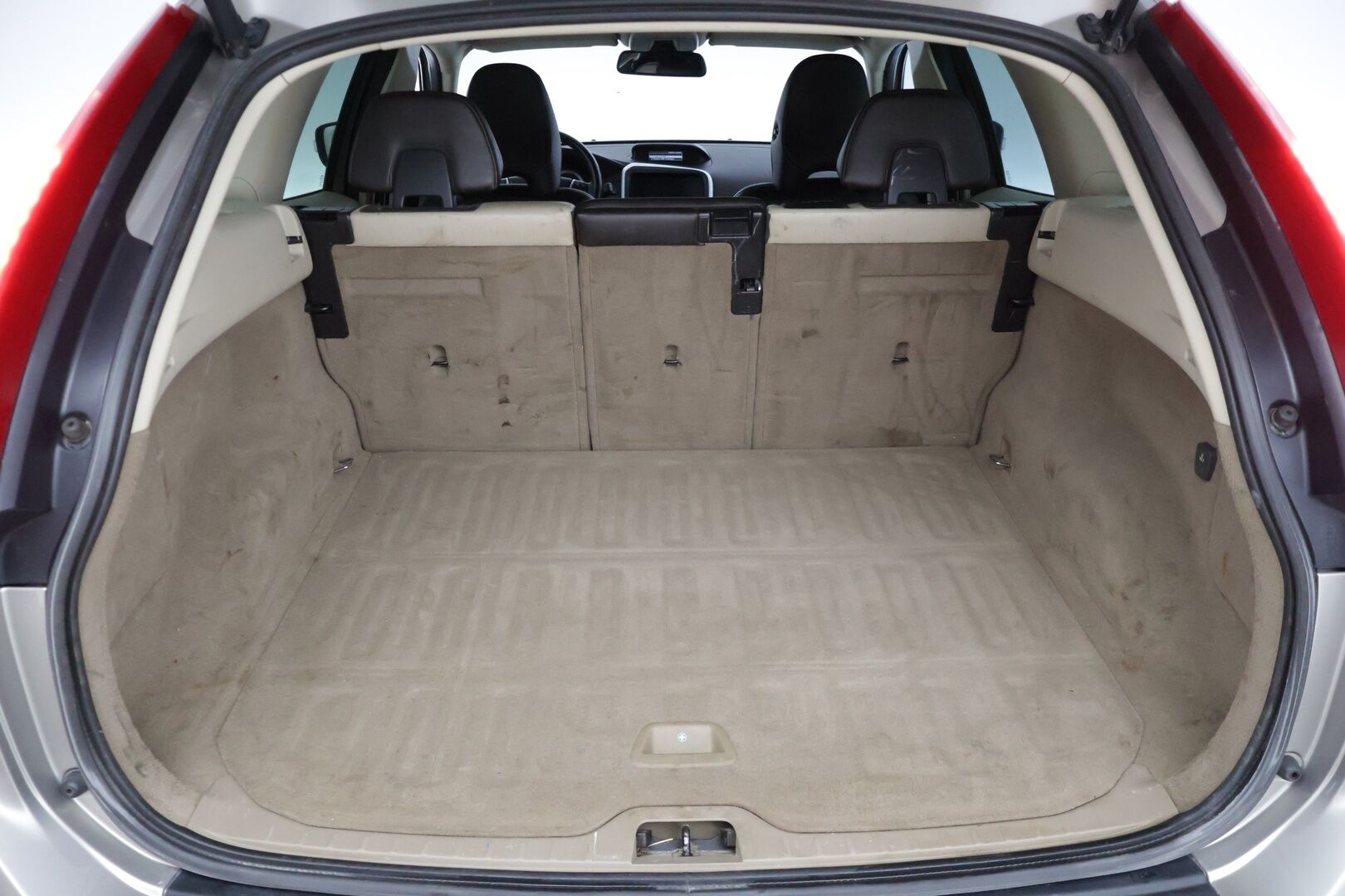 Volvo XC60 2011 D5 AWD Summum aut * Webasto / Kuskin Istuin Muistilla / Kessy / Koukku / Bluetooth / P.Tutkat * - * Kovilla varusteilla ja hyvällä pidolla ollut yksilö kaksilla asiallisilla renkailla ja vanteilla! * - HULLUT VÄLIPÄIVÄT KORKOTARJOUS 2,49%