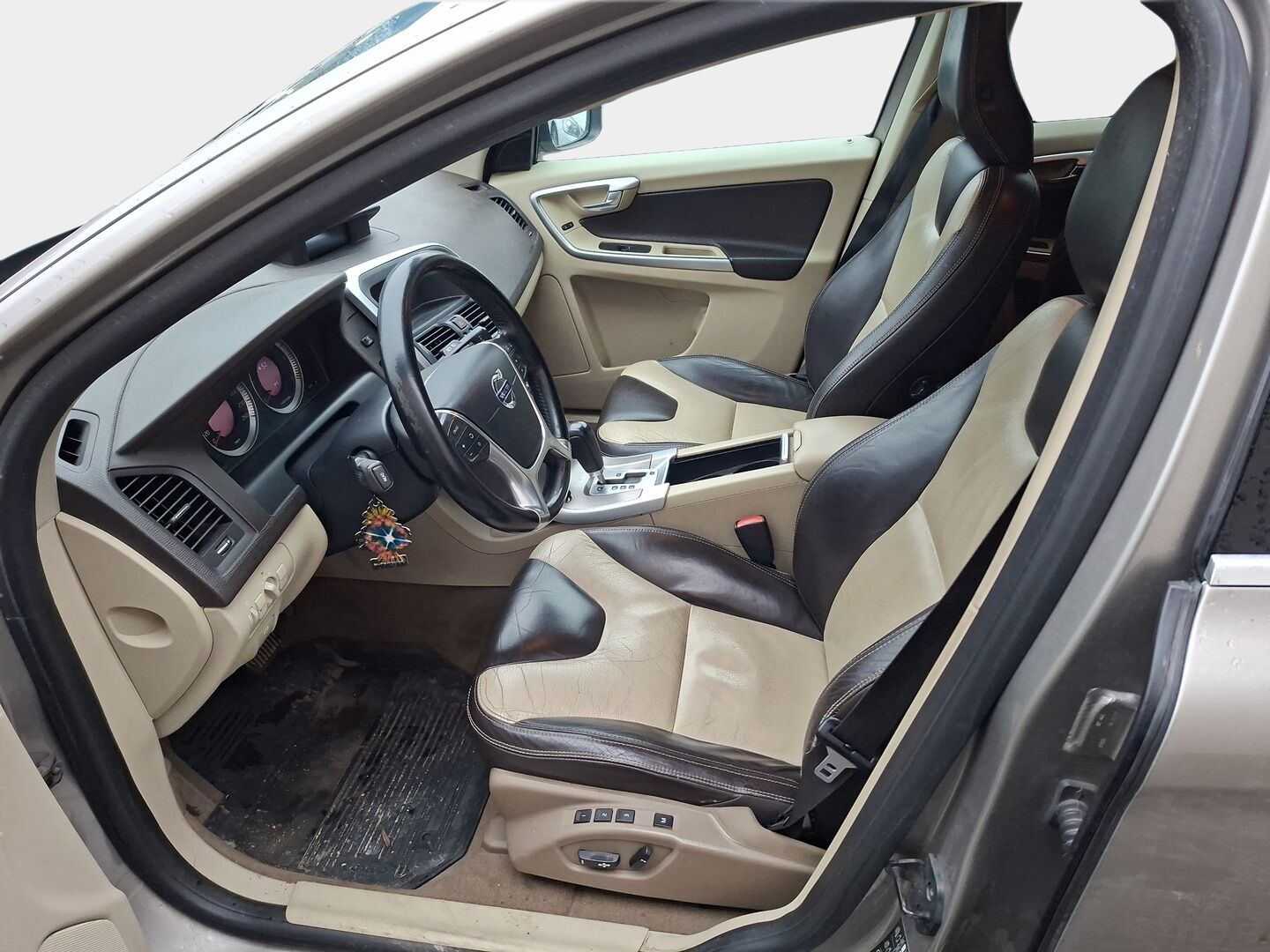 Volvo XC60 2011 D5 AWD Summum aut * Vakkari / Webasto / Kuskin sähköistuin muistilla / Kessy / Koukku / Bluetooth / Tutka taakse * - * Tästä kova talviauto seuraavalle! Kovilla varusteilla ja hyvällä pidolla ollut yksilö kaksilla asiallisilla renkailla ja vanteilla! * - Osta nyt, maksa vasta ensi vuonna