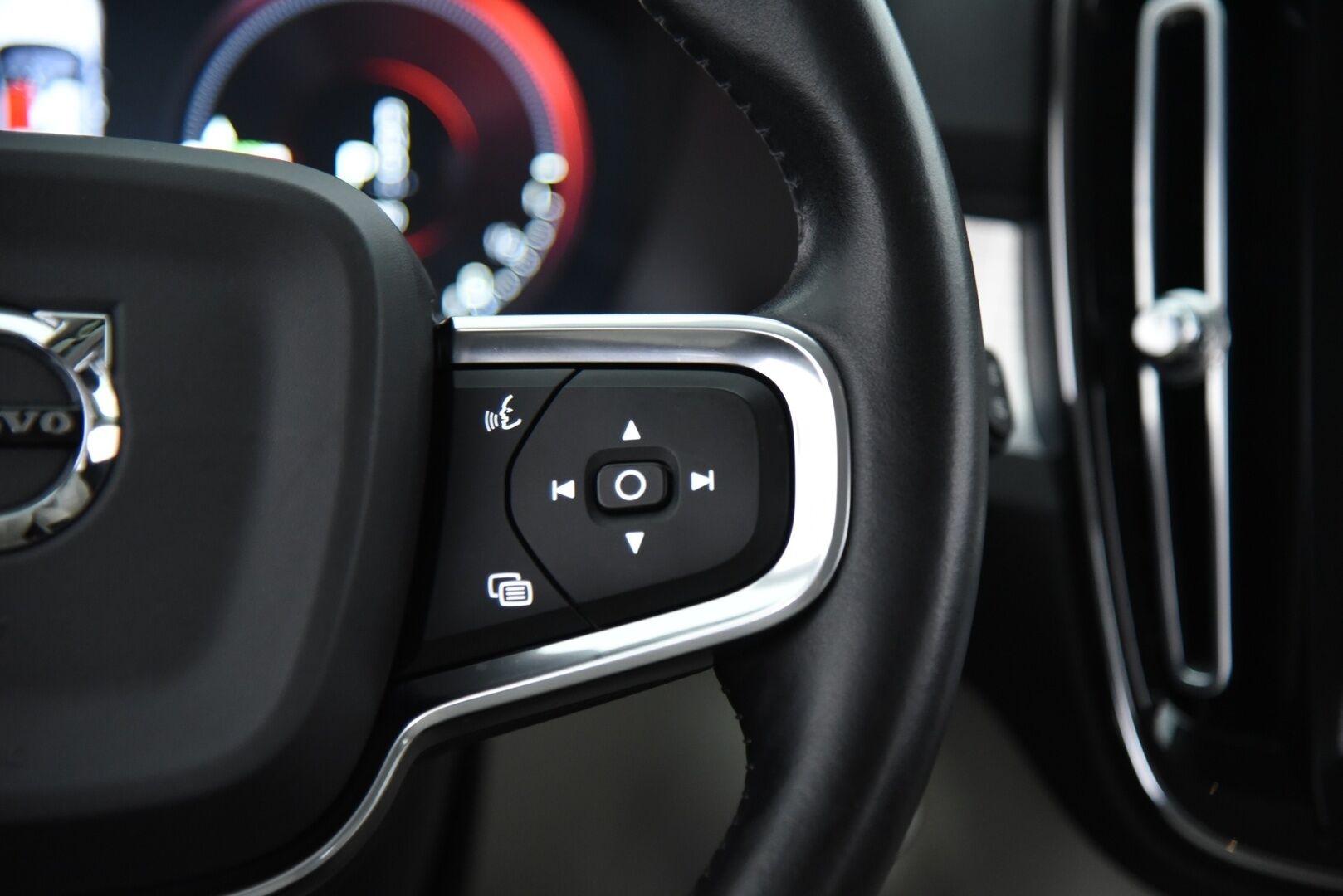 Volvo XC40 2020 T5 Twin Engine Business aut / Webasto / P-kamera / Vaaleat nahat / Vakkari / LED - BLIS / Jakopää vaihdettu / 2x renkaat / 