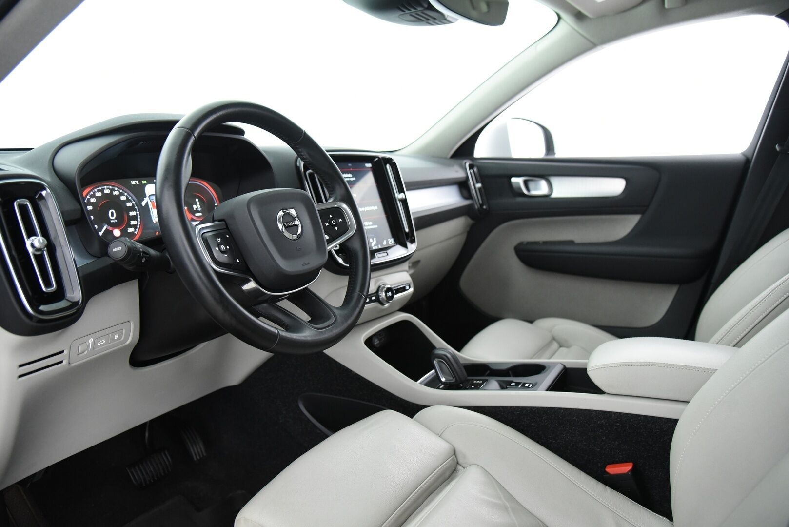 Volvo XC40 2020 T5 Twin Engine Business aut / Webasto / P-kamera / Vaaleat nahat / Vakkari / LED - BLIS / Jakopää vaihdettu / 2x renkaat / 