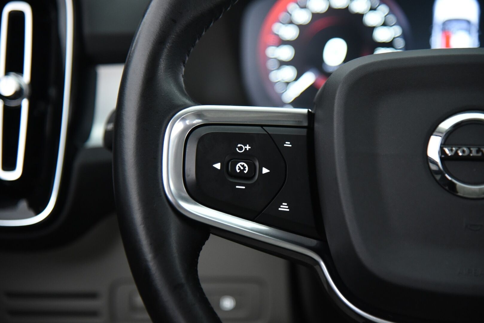 Volvo XC40 2020 T5 Twin Engine Business aut / Webasto / P-kamera / Vaaleat nahat / Vakkari / LED - BLIS / Jakopää vaihdettu / 2x renkaat / 