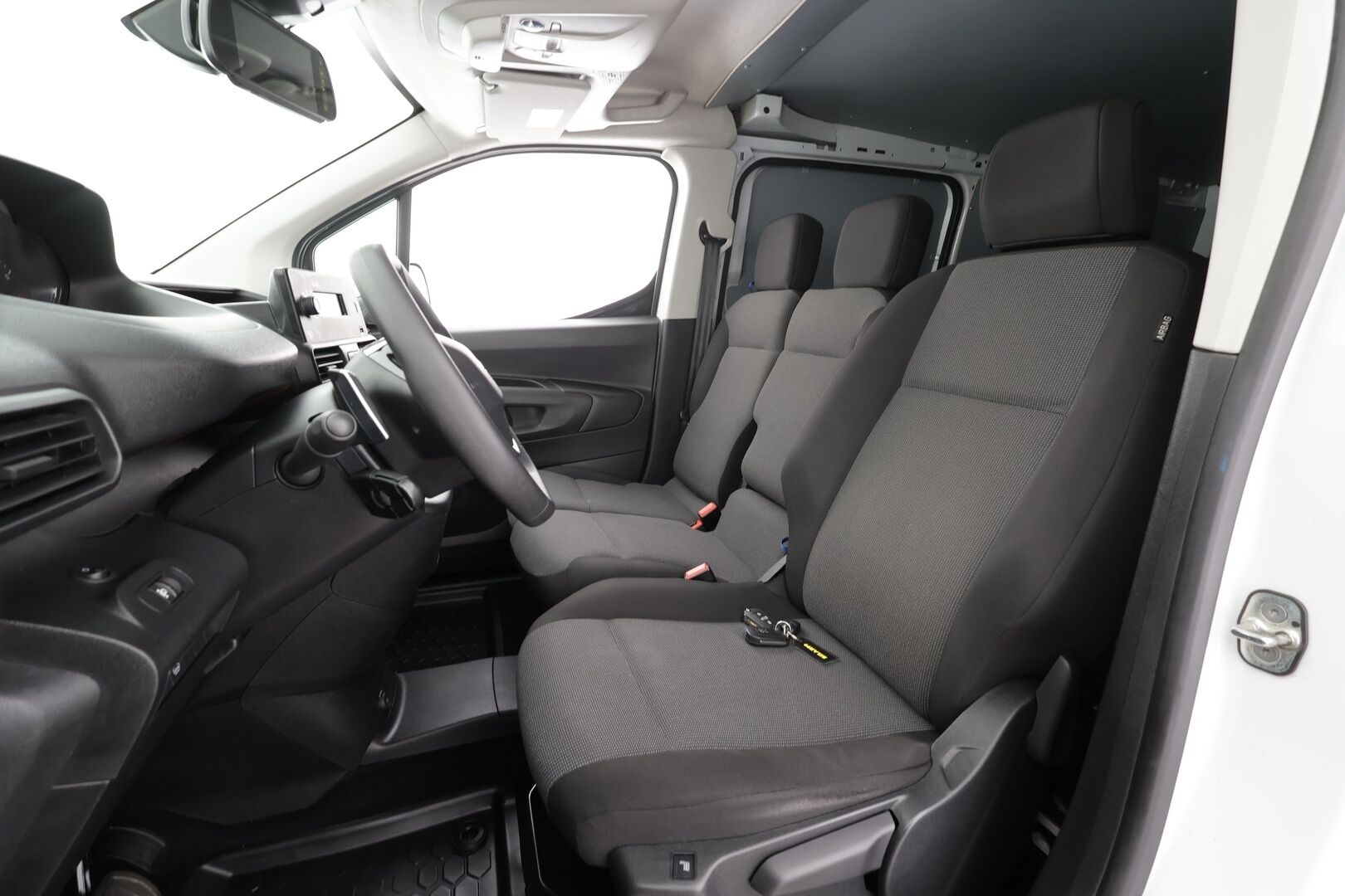 Peugeot Partner 2023 BlueHDi 130 EAT8-automaatti XL 2510 * Webasto / P.Kamera / Vakkari / Ilmastointi / Bluetooth * - Kahdet renkaat / Merkkihuollettu / Juuri huollettu