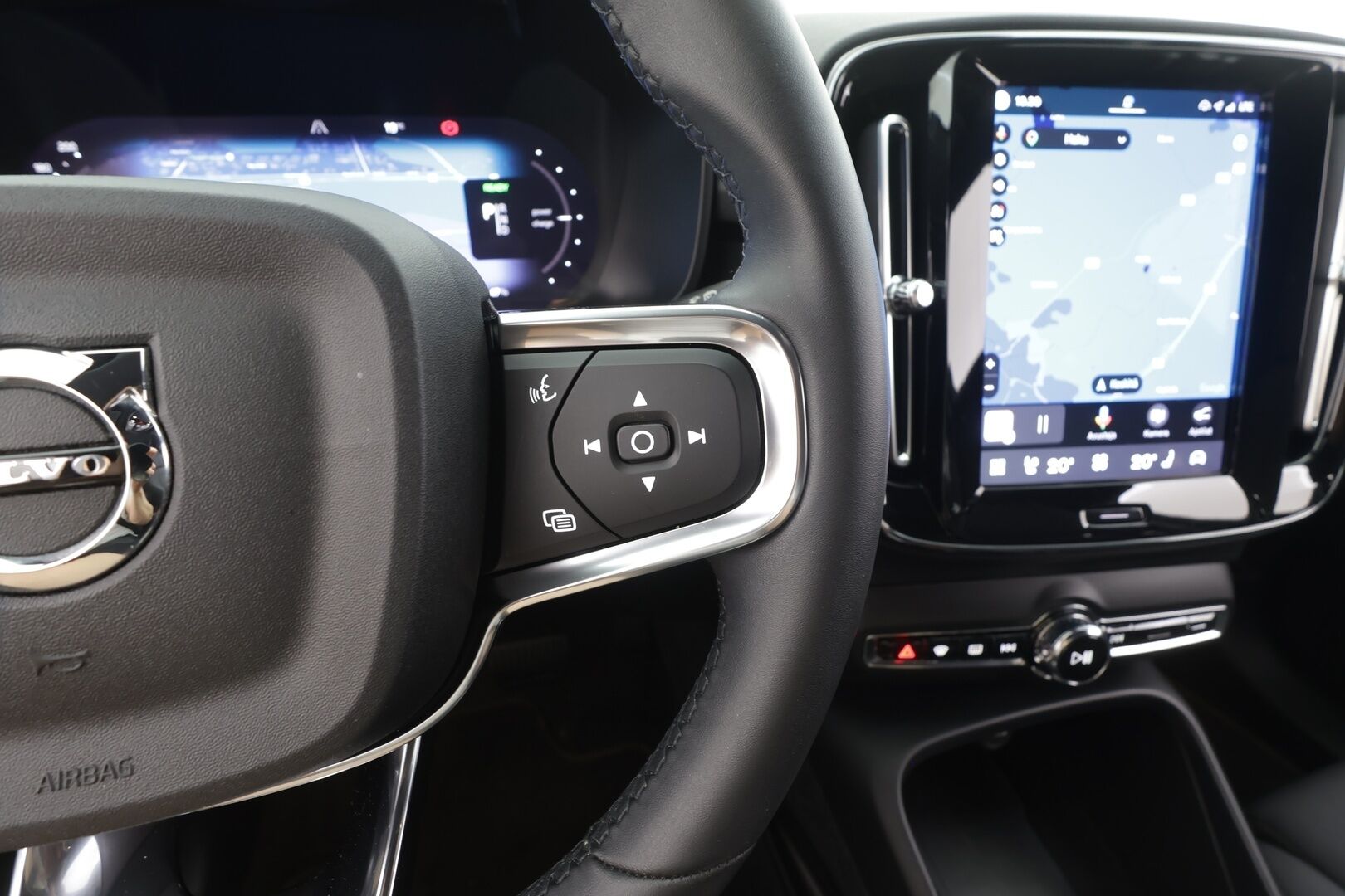 Volvo XC40 2023 Recharge Single Plus aut - | ACC | ILP | Koukku | P.Kamera | Muistipenkki | High Performance audio | LED | Apple&Android | Ratinlämmitys | Keyless | 1.Om Suomi-auto | Kahdet Renkaat | Merkkihuollettu |