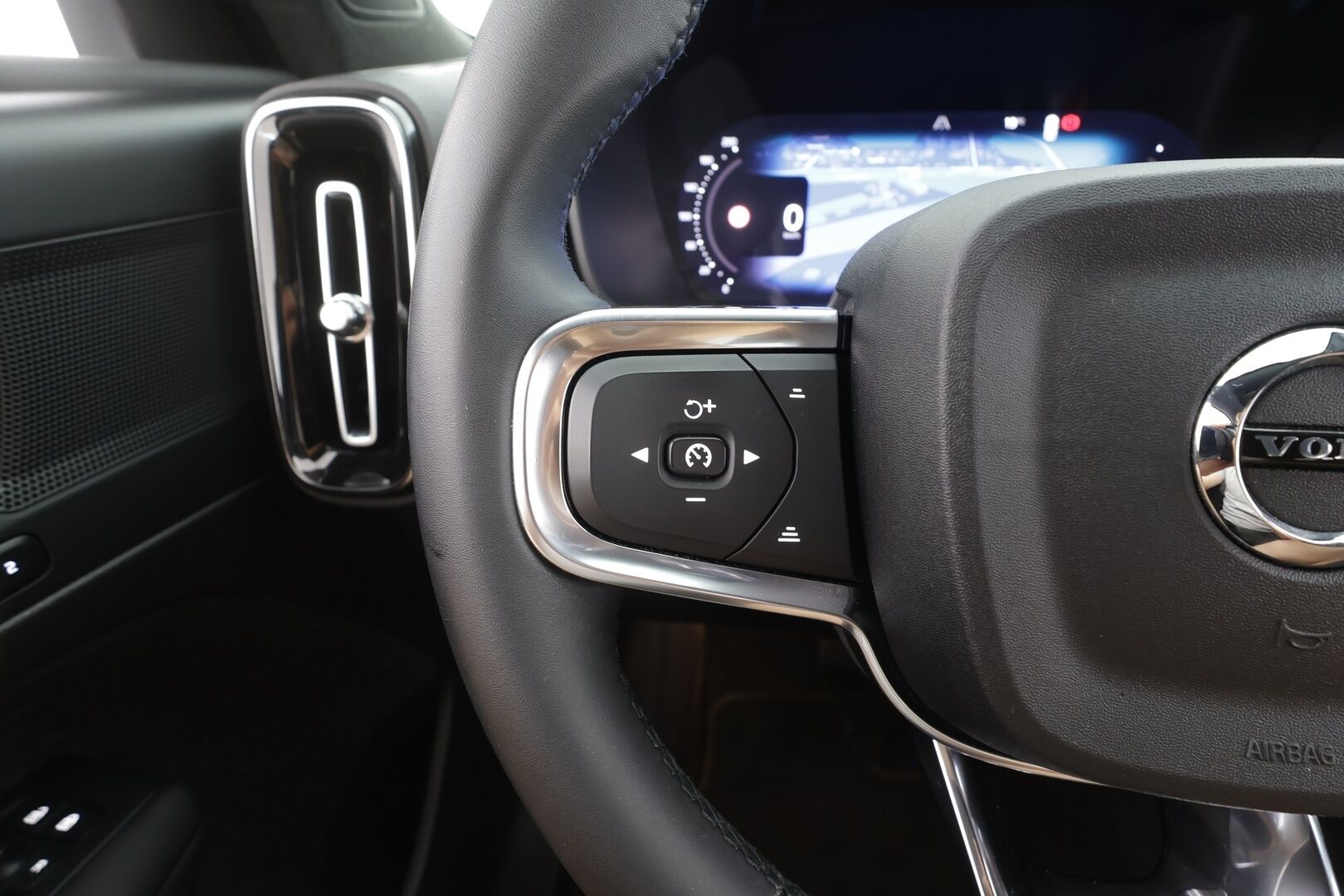 Volvo XC40 2023 Recharge Single Plus aut - | ACC | ILP | Koukku | P.Kamera | Muistipenkki | High Performance audio | LED | Apple&Android | Ratinlämmitys | Keyless | 1.Om Suomi-auto | Kahdet Renkaat | Merkkihuollettu |