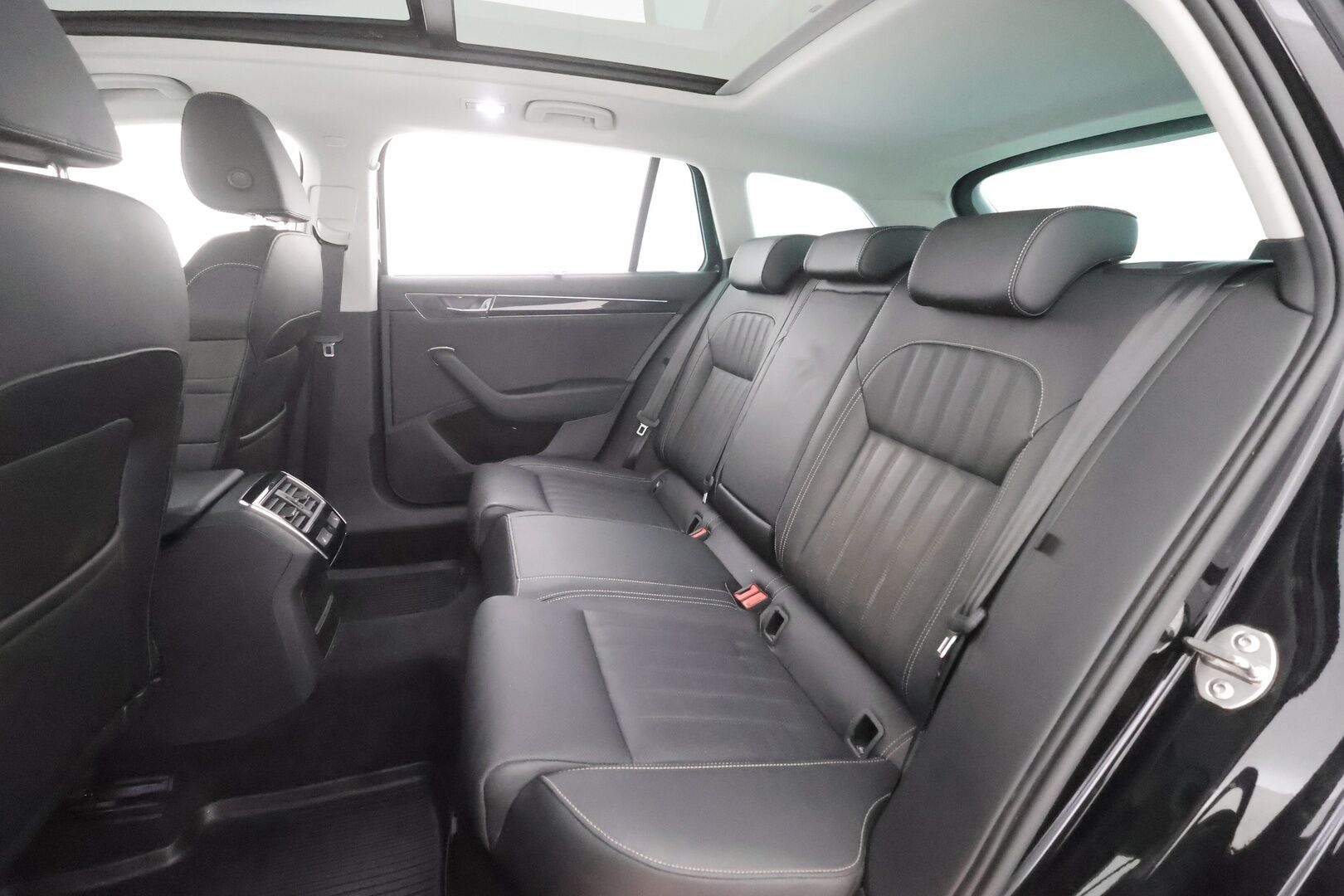 Skoda Superb 2024 Combi 1.4 TSI PHEV L&K iV BusinessLine DSG Autom. - | ACC | Webasto | Canton | Matrix | Ilmastoidut muistipenkit | Panorama | 360° | Digimittaristo | Lämm. ratti | Keyless | 1-om suomiauto | ALV | 