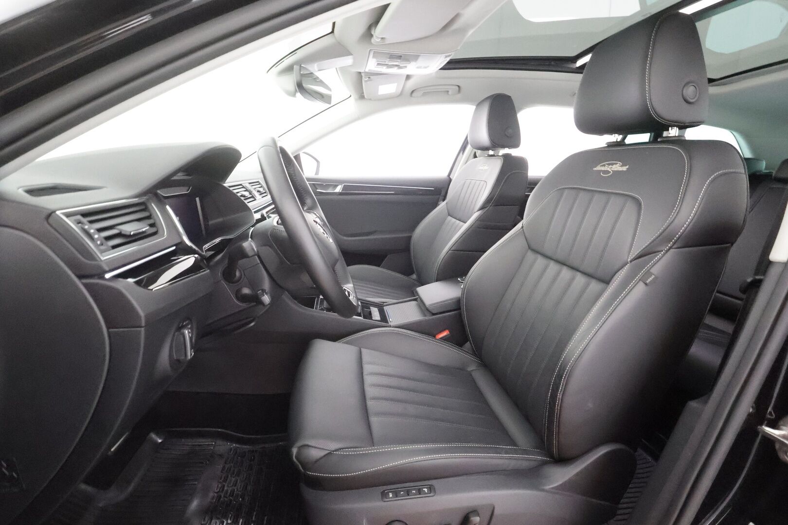 Skoda Superb 2024 Combi 1.4 TSI PHEV L&K iV BusinessLine DSG Autom. - | ACC | Webasto | Canton | Matrix | Ilmastoidut muistipenkit | Panorama | 360° | Digimittaristo | Lämm. ratti | Keyless | 1-om suomiauto | ALV | 
